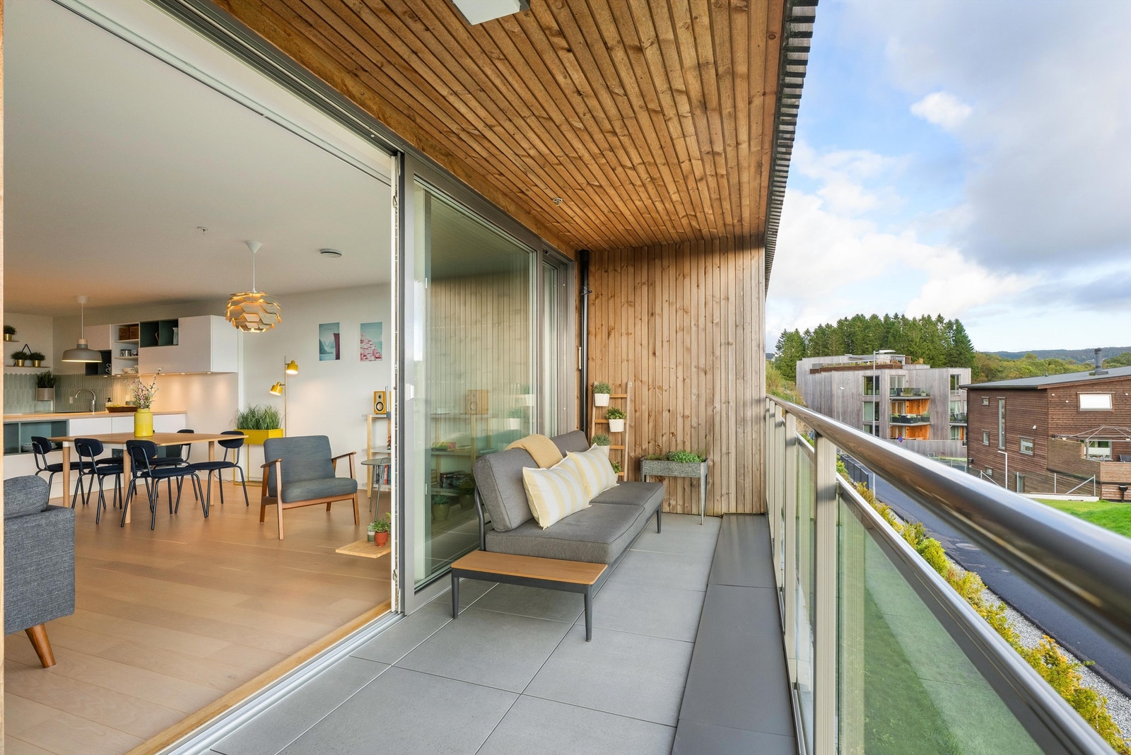 Med den store skyvedøren fungerer uteplassen som en naturlig forlengelse av stuen. Galleribilde
