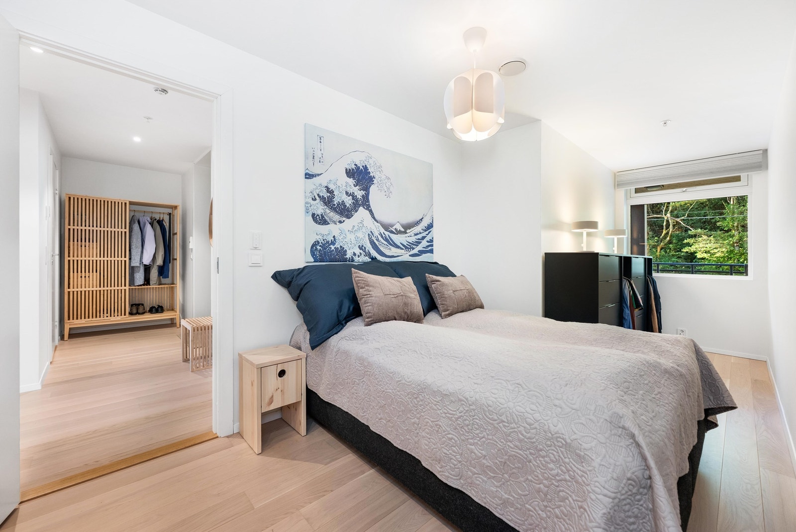 Romslig hovedsoverom har god plass til dobbeltseng, nattbord og kommode. Galleribilde