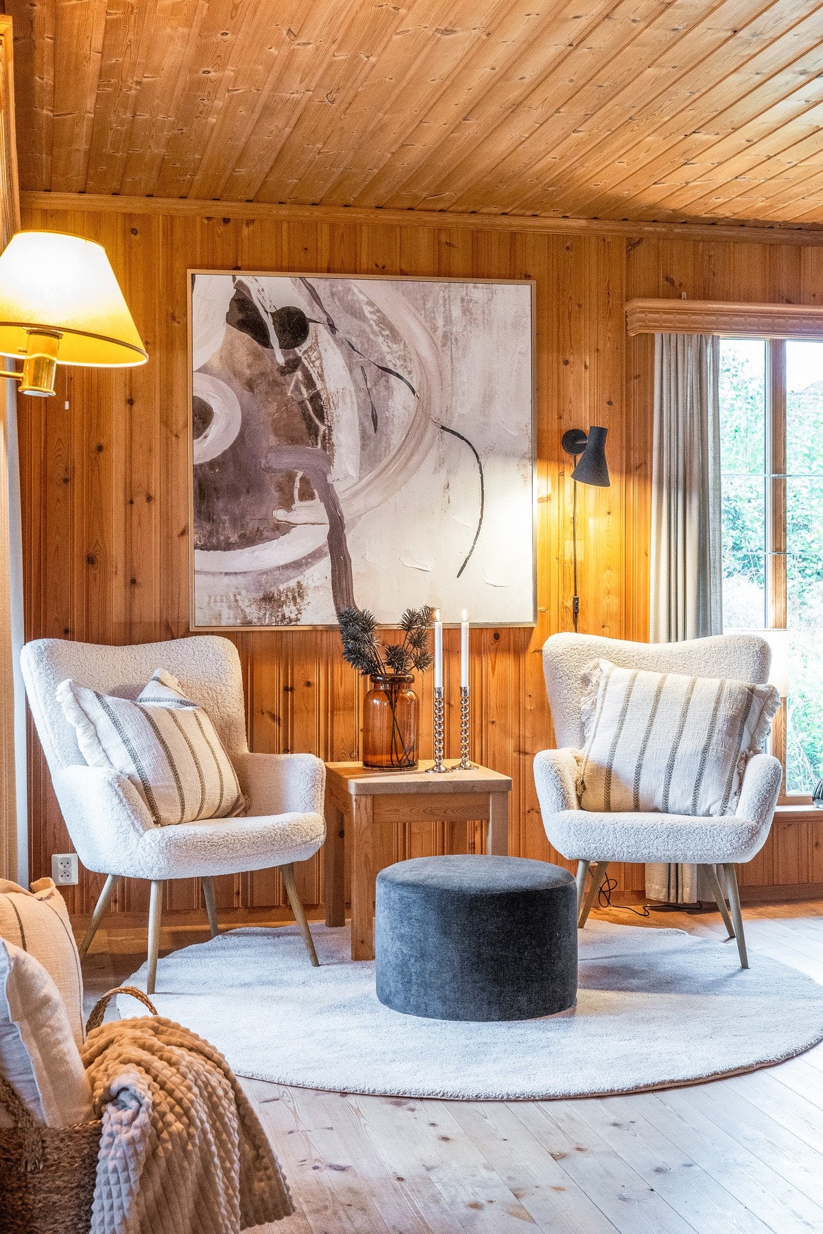 God plass til både sofagruppe og flere hyggelige sitteplasser. Galleribilde