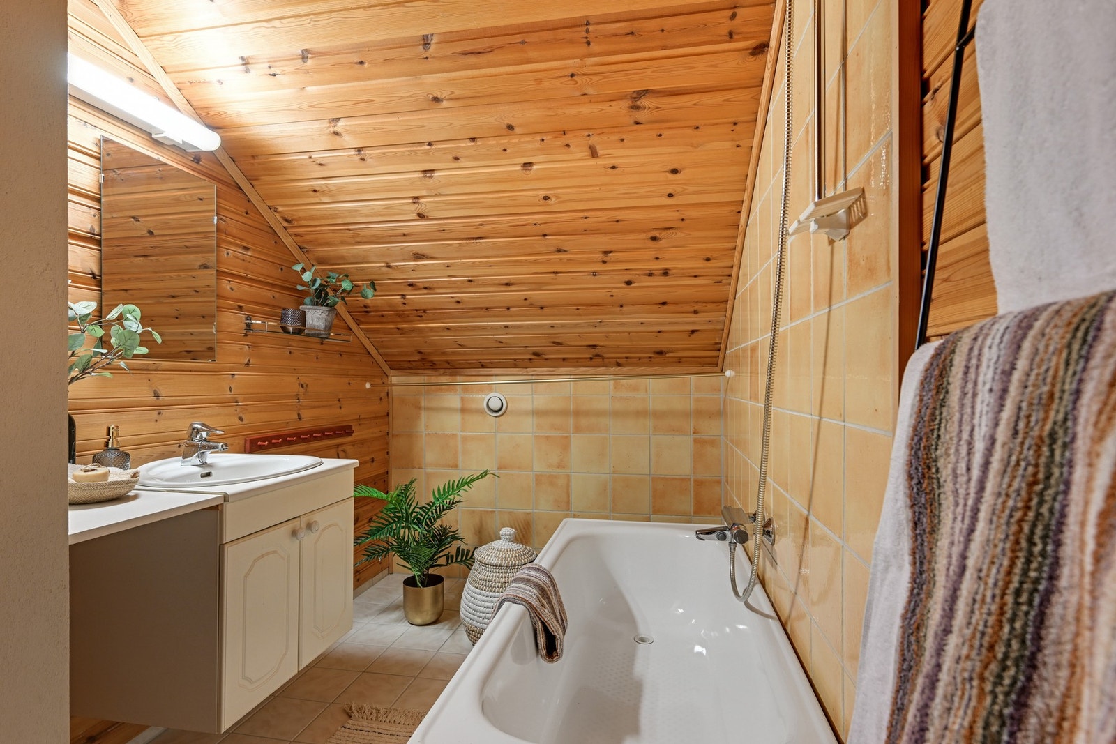 2. etasje byr på et ekstra baderom med badekar, servantinnredning og toalett. Galleribilde