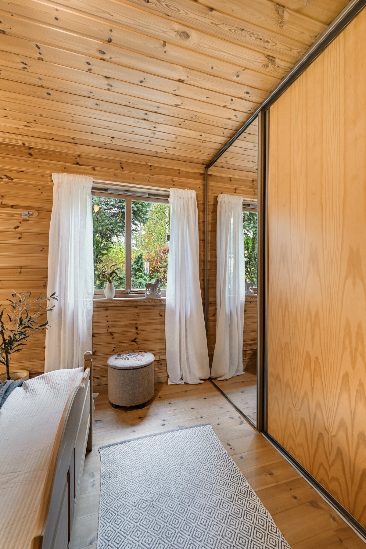 Her er det skyvedørsgarderobe med speil. Galleribilde