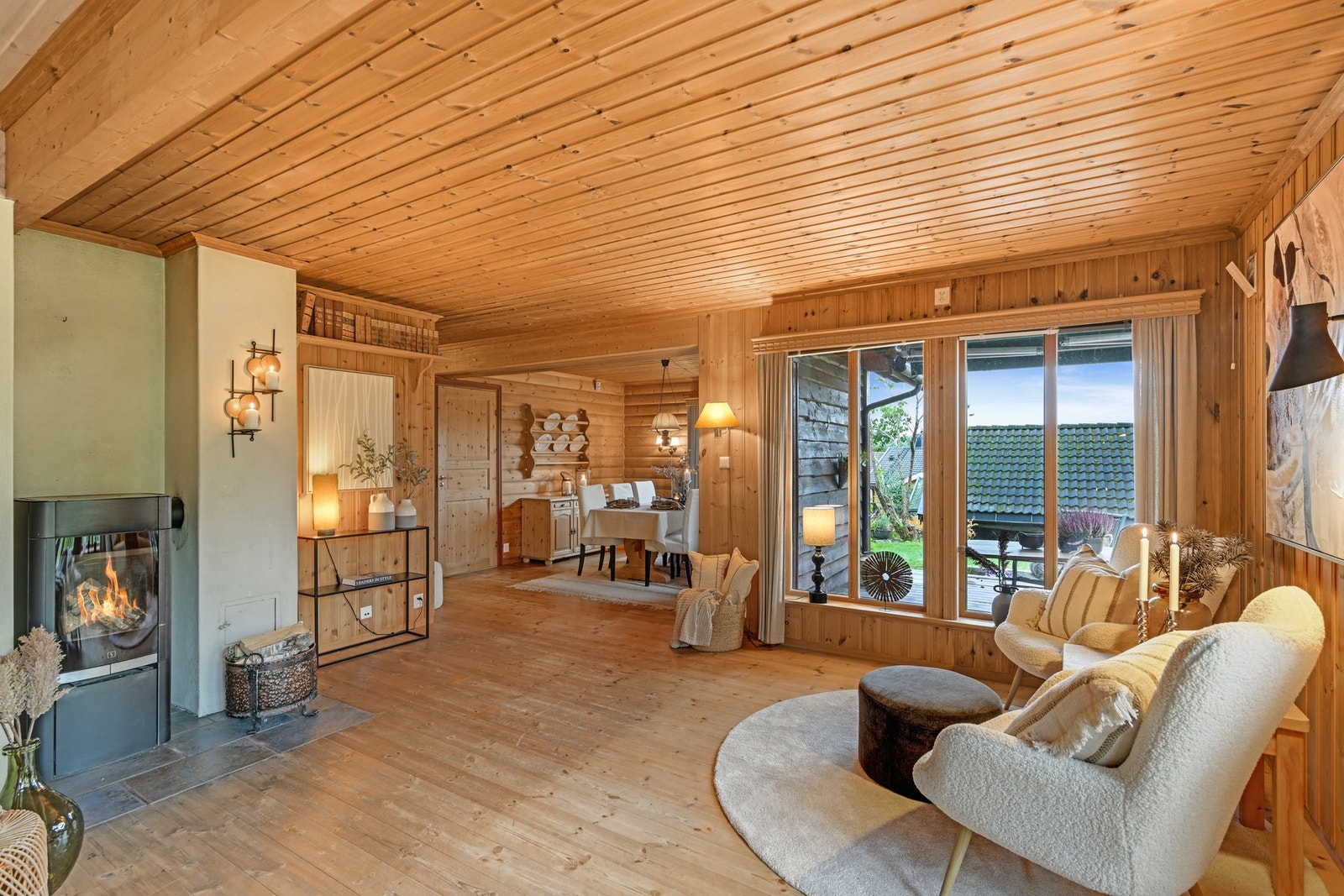 Vedovnen blir et naturlig samlingspunkt og bidrar med både varme og hygge på kjølige dager. Galleribilde
