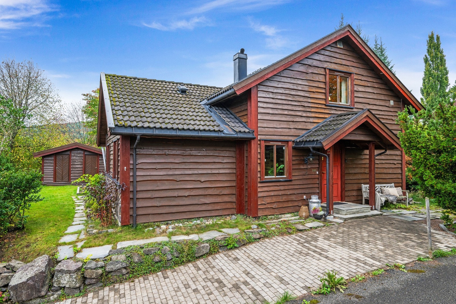 Boligen har flere hyggelige uteplasser som gir gode muligheter for å nyte dagene utendørs. Galleribilde