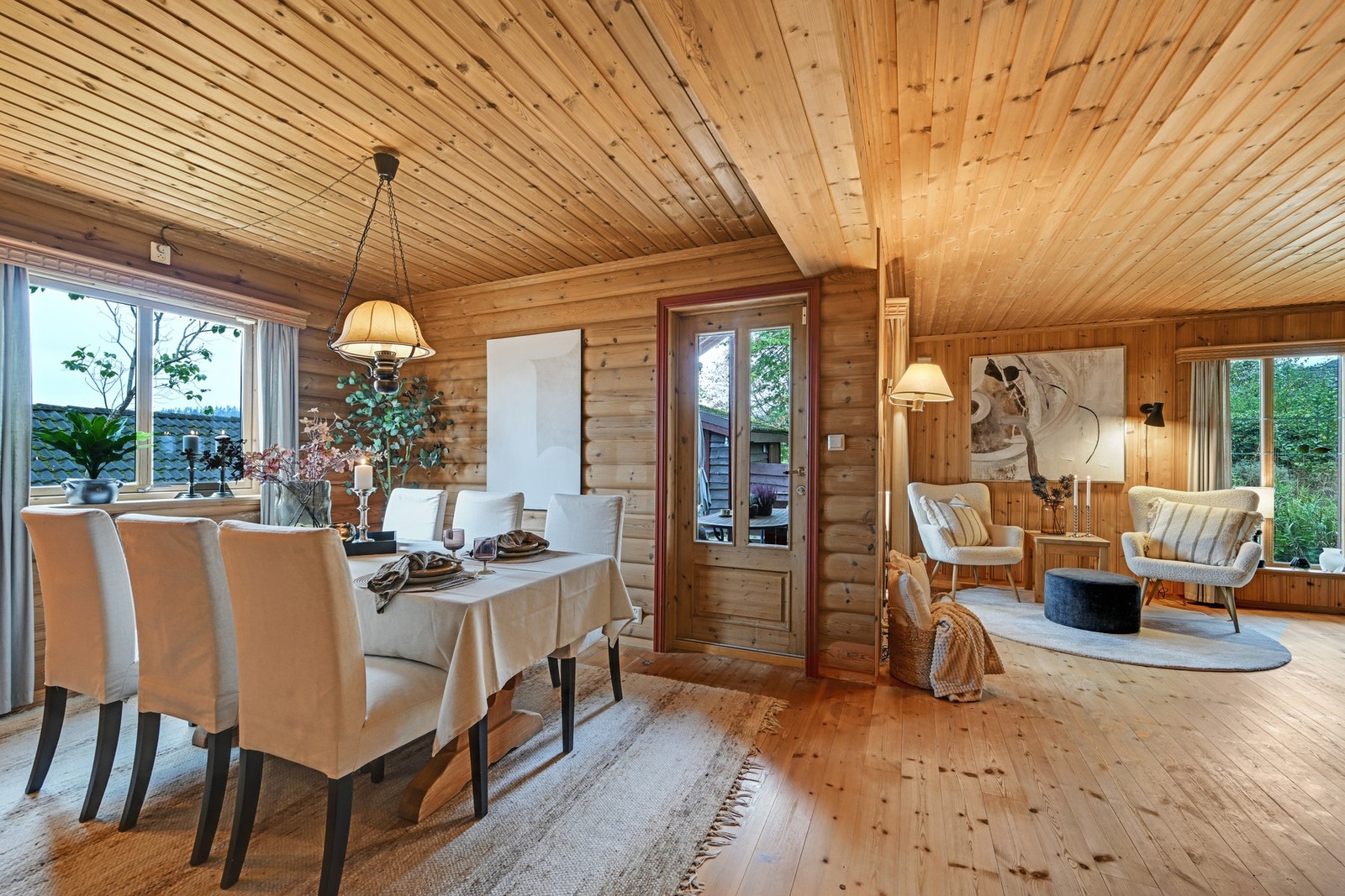 Store vindusflater sørger for godt med naturlig lys inn. Galleribilde