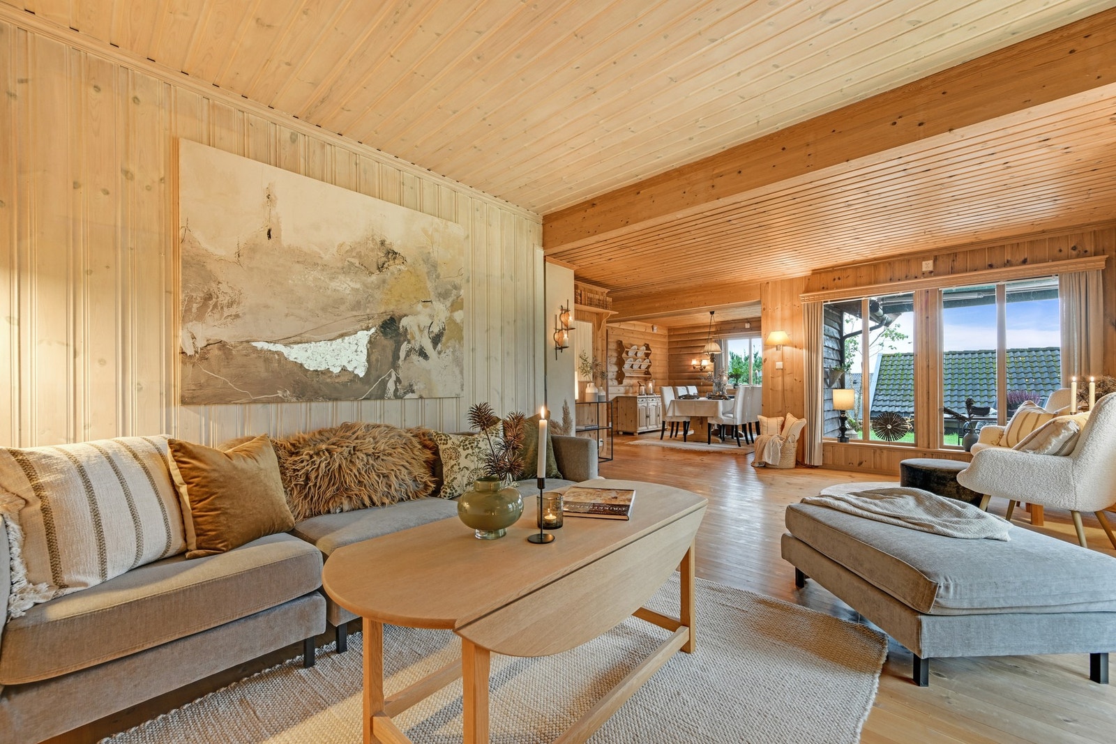 En lun og innbydende enebolig med gjennomgående bruk av treverk som skaper en varm atmosfære. Galleribilde