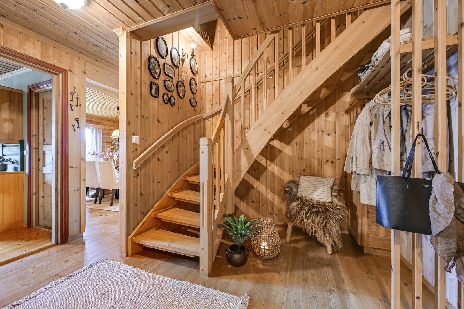Velkommen inn! Entréen gir et godt førsteinntrykk av boligens lune stil. Galleribilde