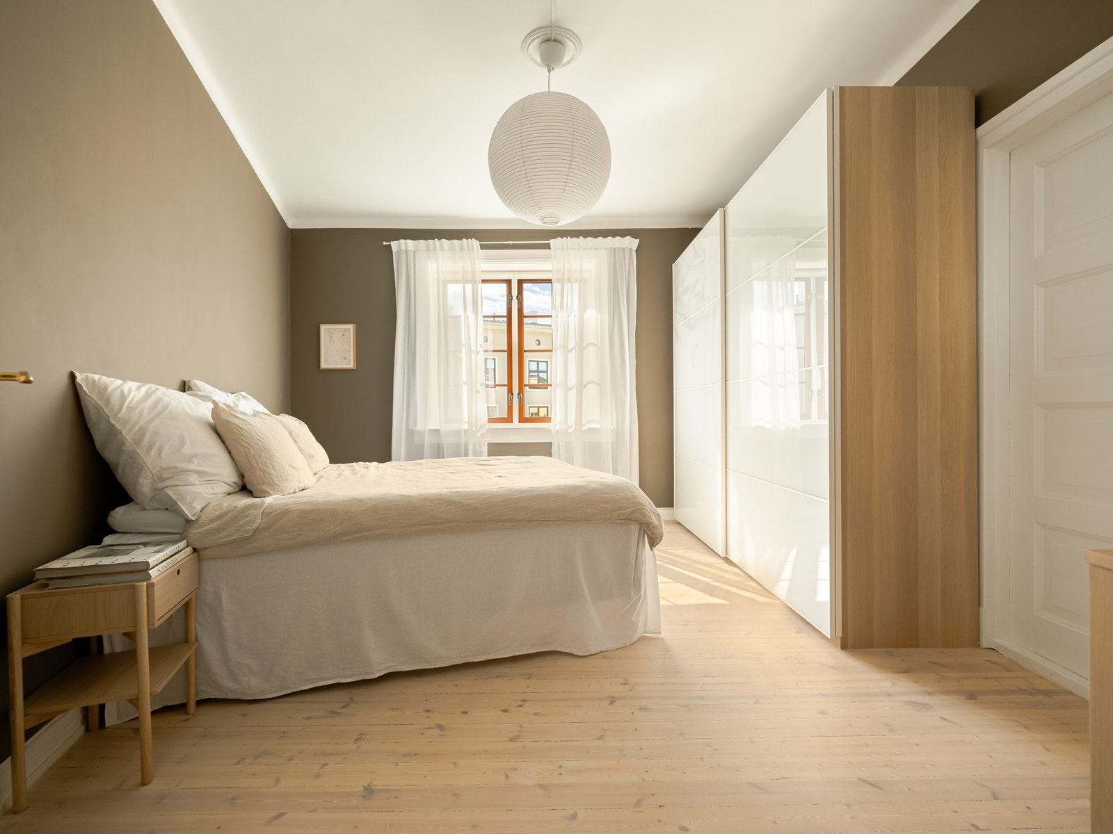 Vi går videre til hovedsoverommet, som har god plass til dobbeltseng og romslig skyvedørsgarderobe. Galleribilde