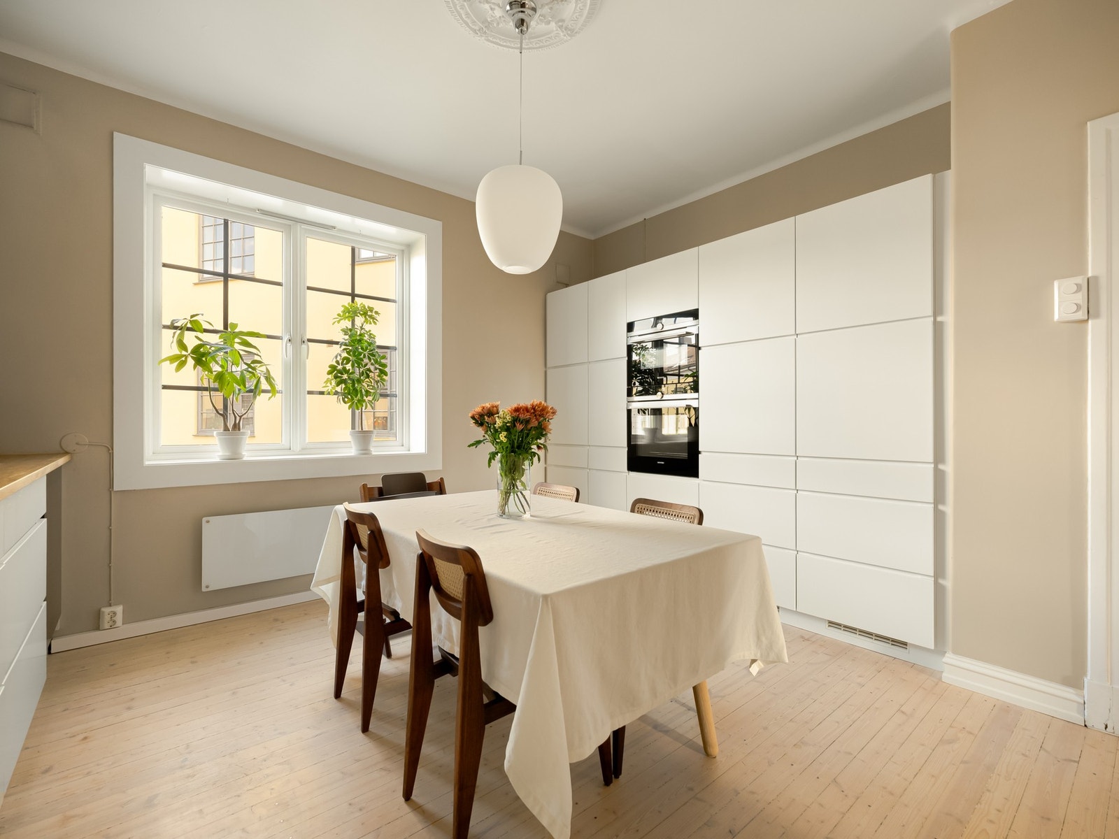 Størrelsen på rommet gir også muligheten for langbord. Galleribilde