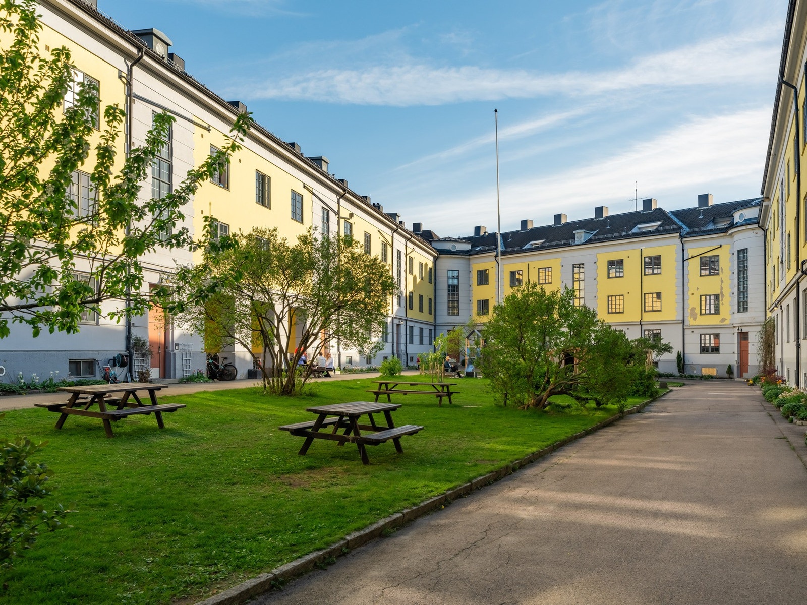 Bakgården byr på grøntområder, sittegrupper, lekeapparater og grillplass, alt innenfor kvartalet. Galleribilde