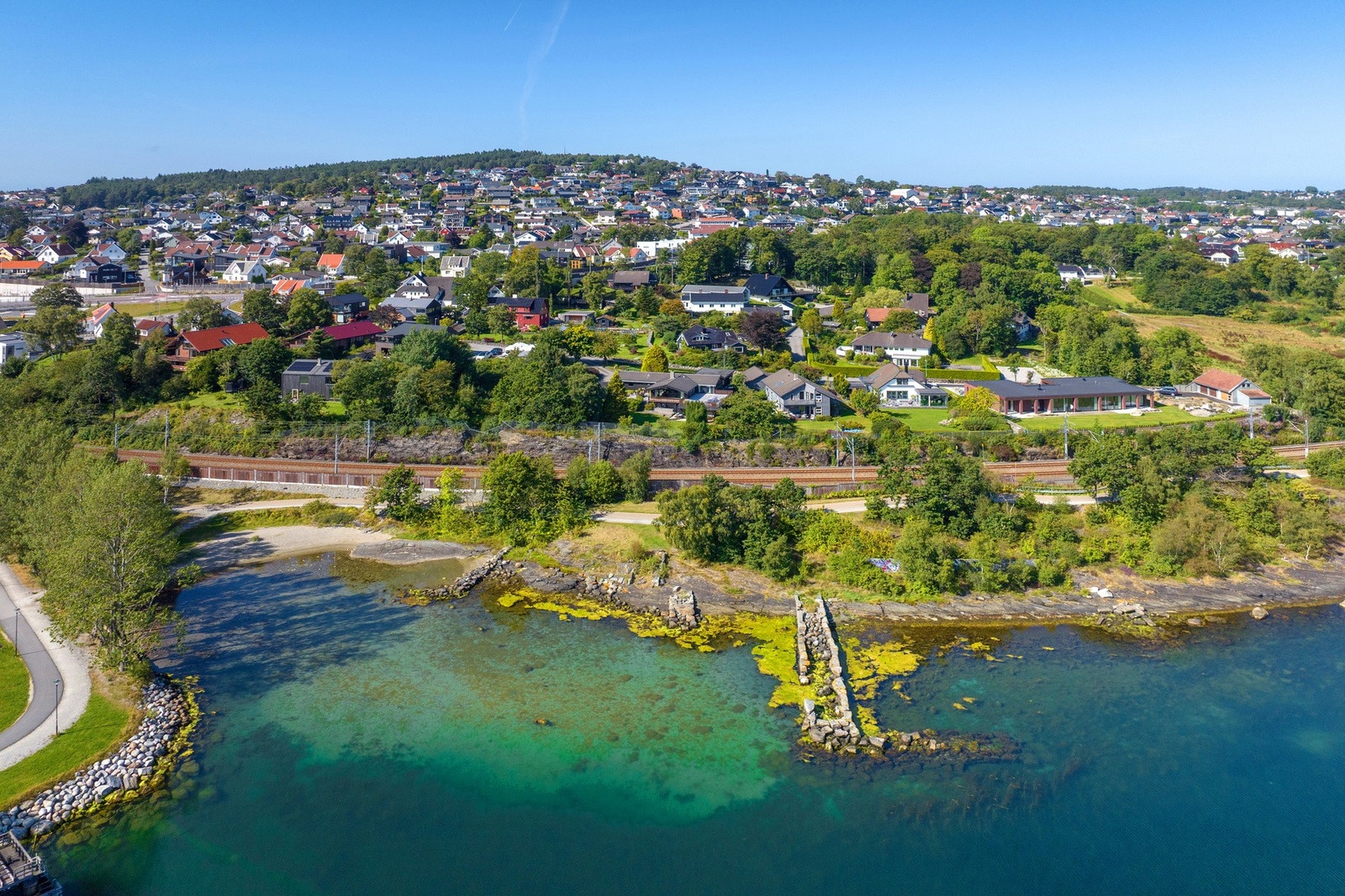 Vakkert plassert i første rekke mot Gandsfjorden. 2 måls tomt. Fantastisk hage og hus! Galleribilde