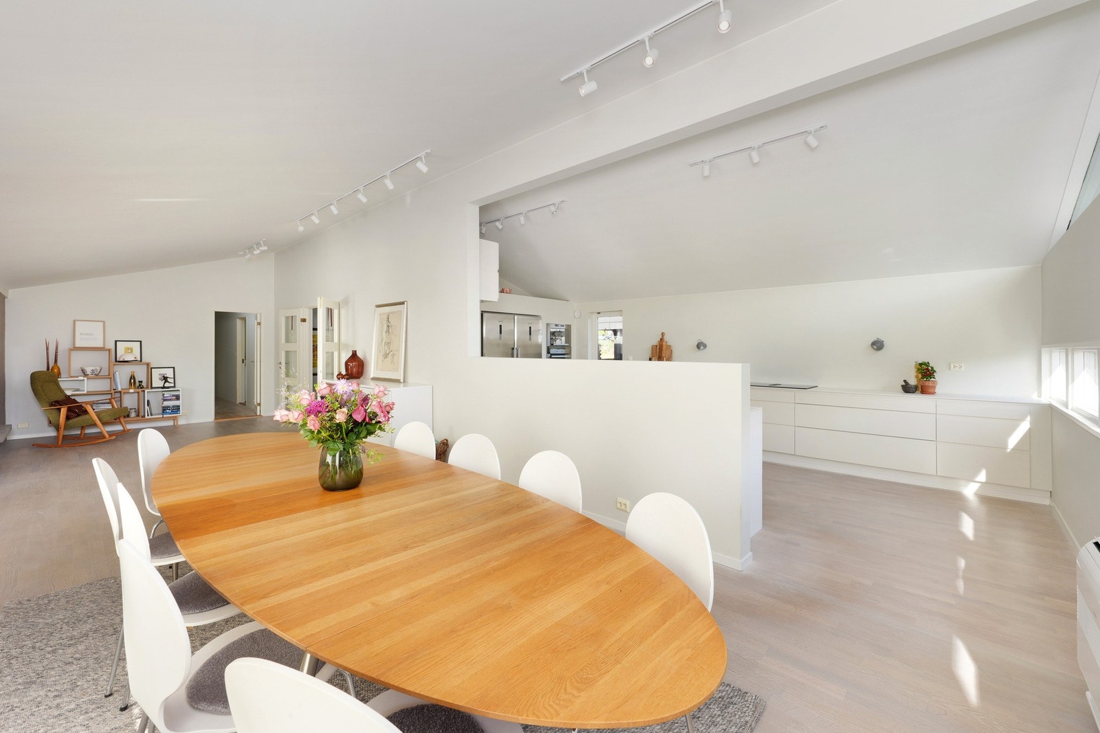 Her er det rikelig med plass til å dekke på til svært mange på en gang- ved behov Galleribilde
