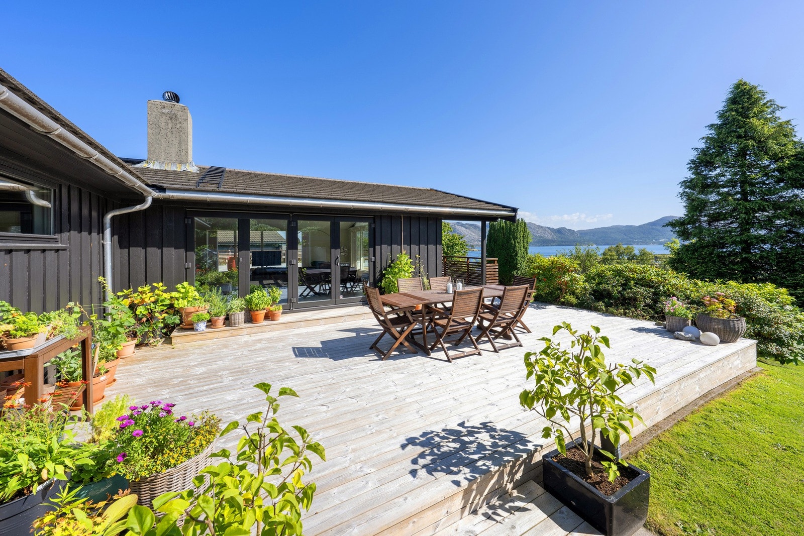 Direkte fra stuen er det tilgang til virkelig deilige terrasseområder med fantastisk solforhold og utsikt. Galleribilde
