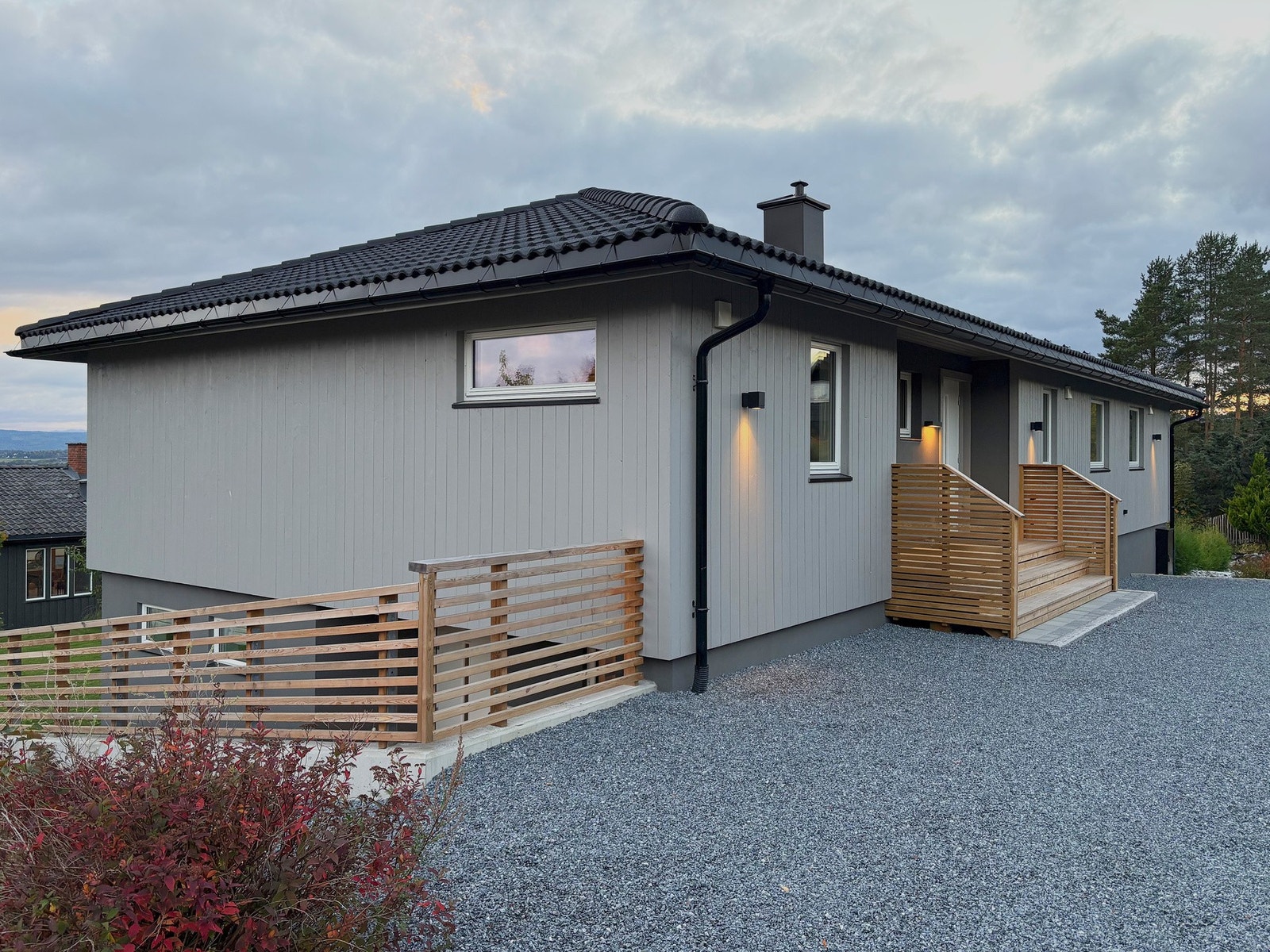 Inngangspartiet og nedgang til leiligheten Galleribilde
