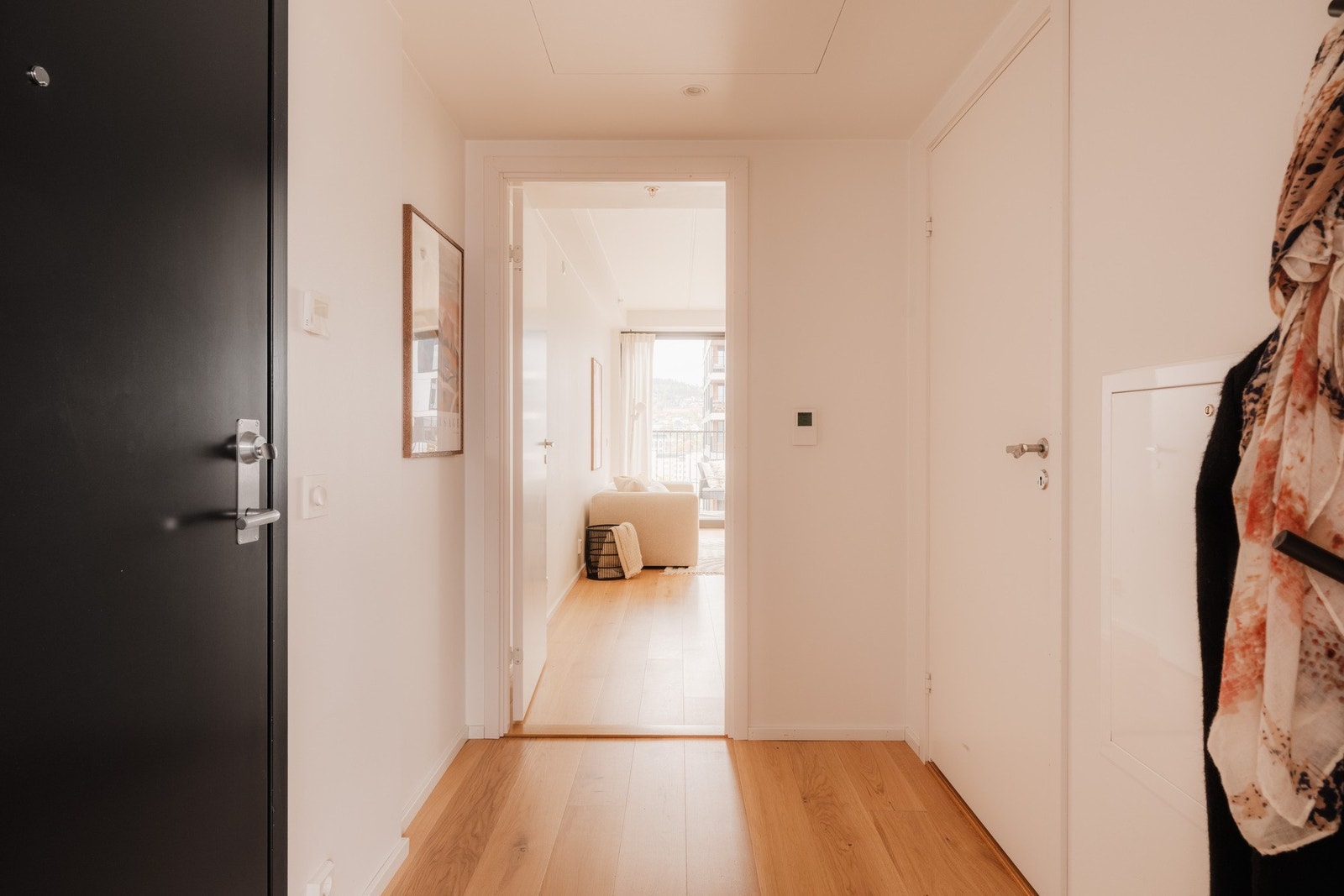 Entréen er lys og funksjonell med direkte adkomst til boligens øvrige rom. Galleribilde