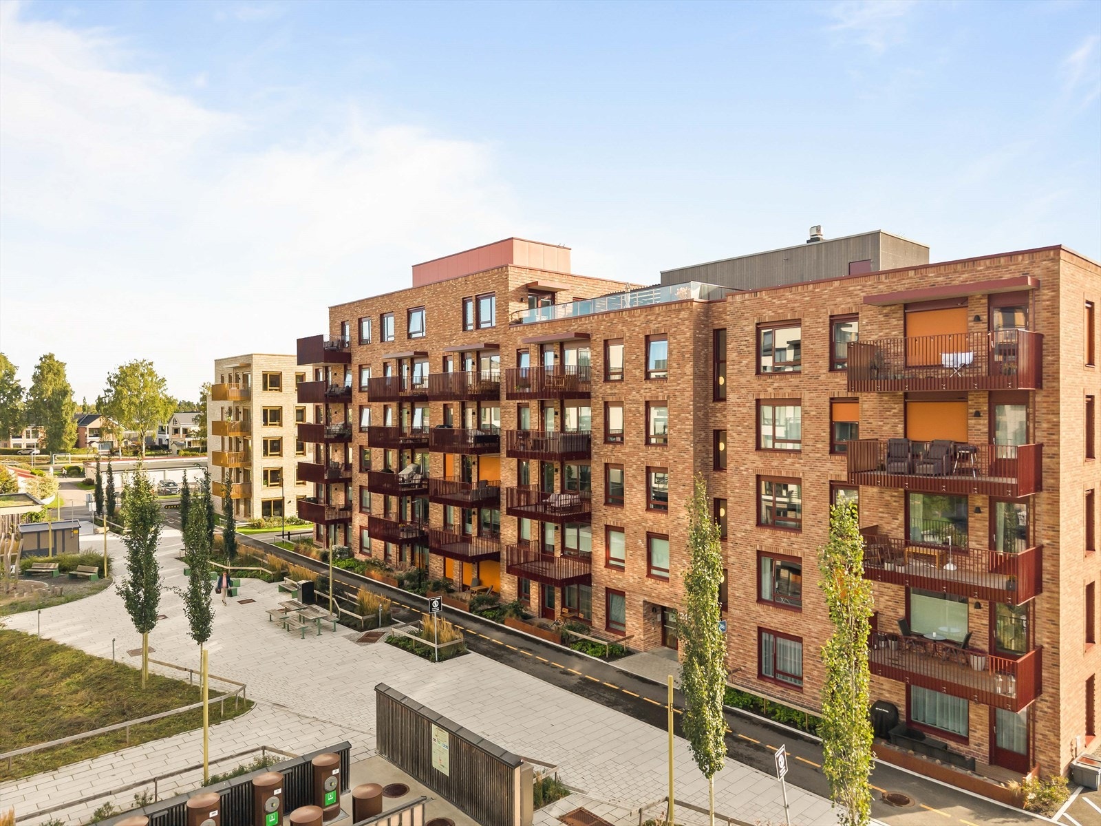 Leiligheten ligger i 4. etasje i et moderne bygg fra 2024 med heis og pent opparbeidede fellesarealer. Galleribilde