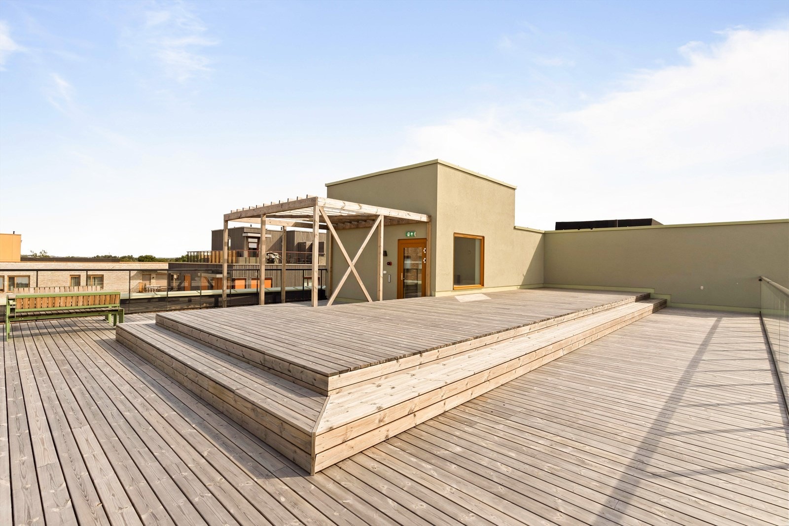 Borettslaget byr på en romslig felles takterrasse med god plass til hyggelige opphold utendørs. Galleribilde