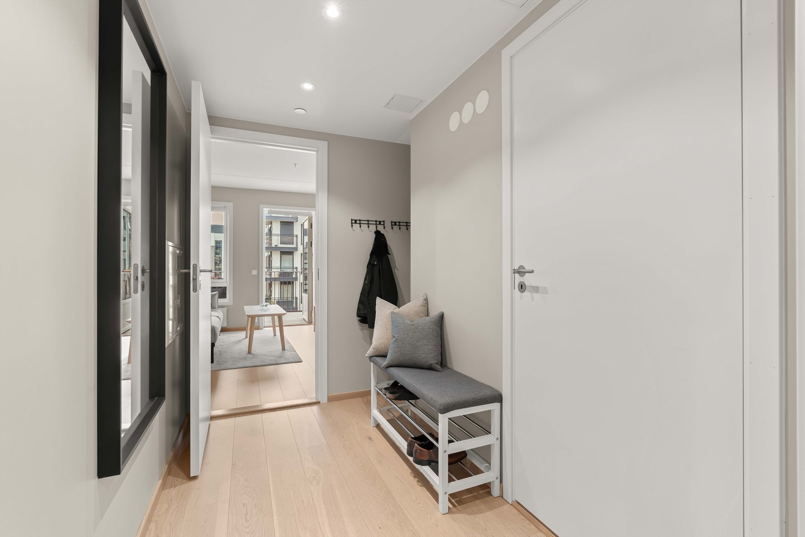 Velkommen inn! Entréen gir et lyst og innbydende førsteinntrykk av leiligheten. Galleribilde
