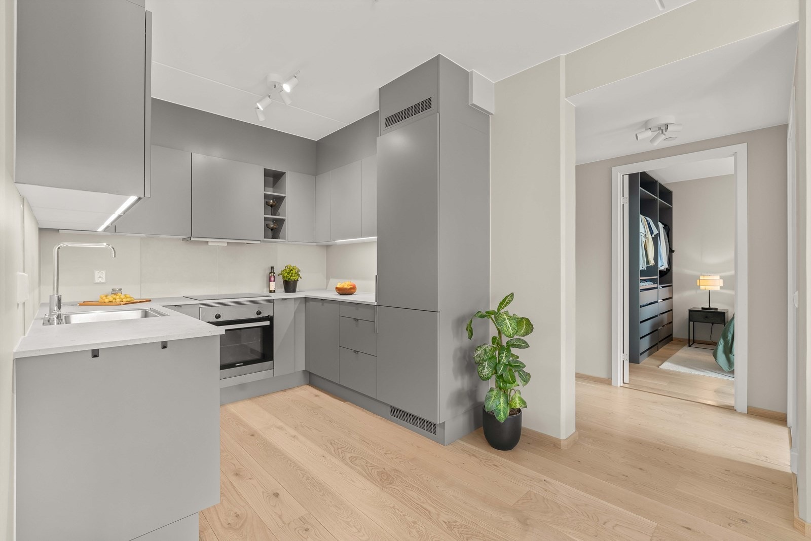 Moderne HTH-kjøkken fra byggeåret med gode arbeidsflater og rikelig med skapplass. Galleribilde