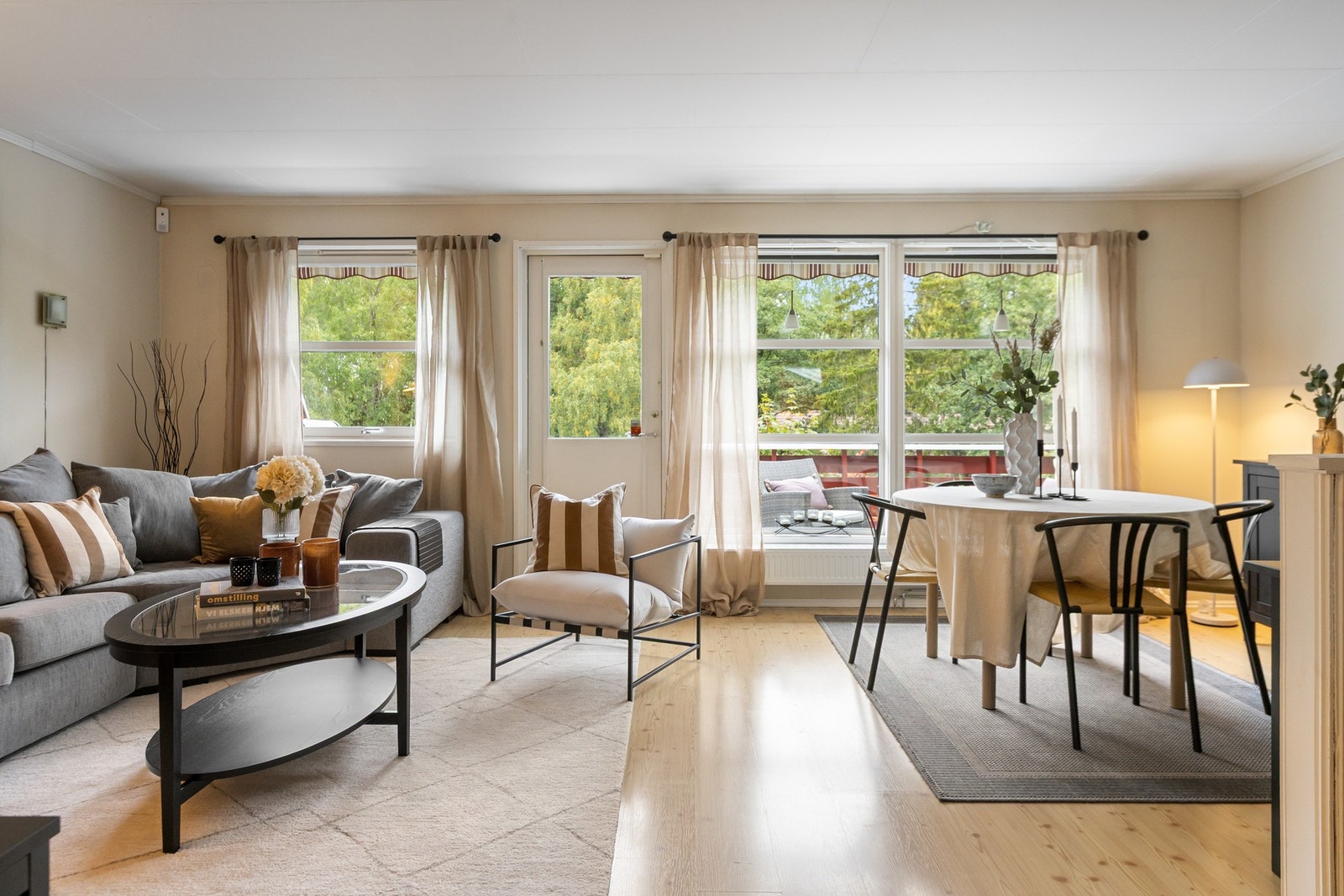 Det er god plass til både en stor og deilig sofa samt spiseplass til familien og gjester. Galleribilde