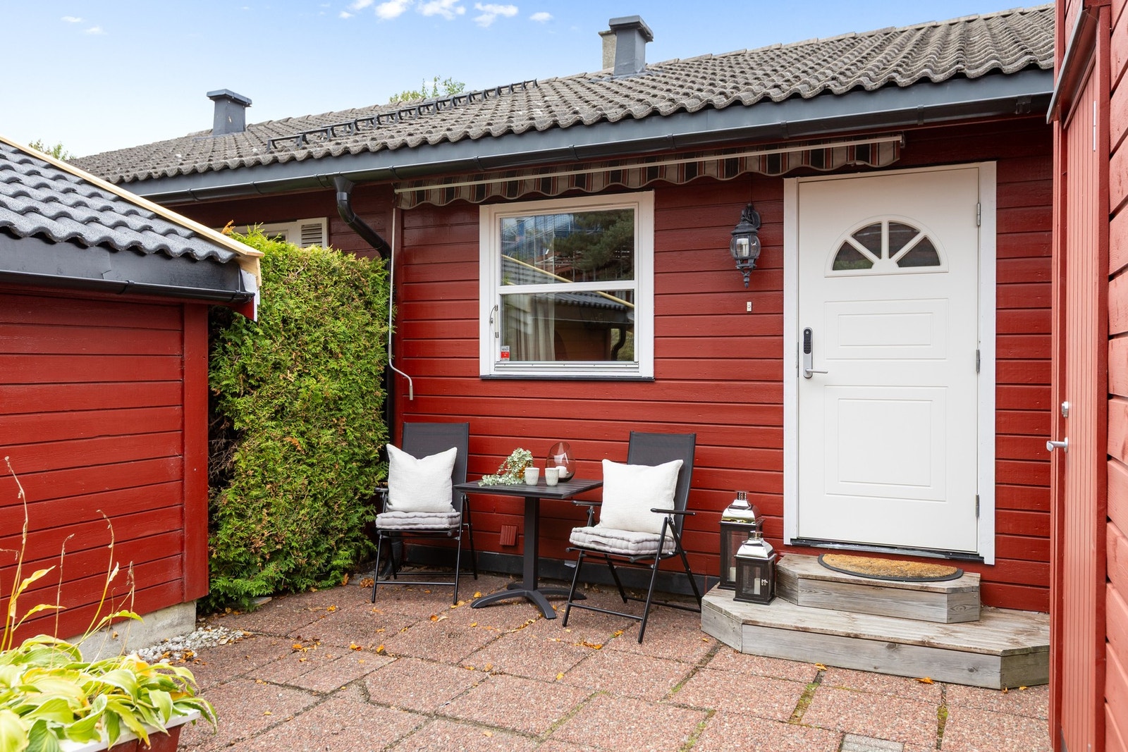 Ved inngangspartiet finner du en av 3 koselige uteplasser dette huset har å by på. Galleribilde