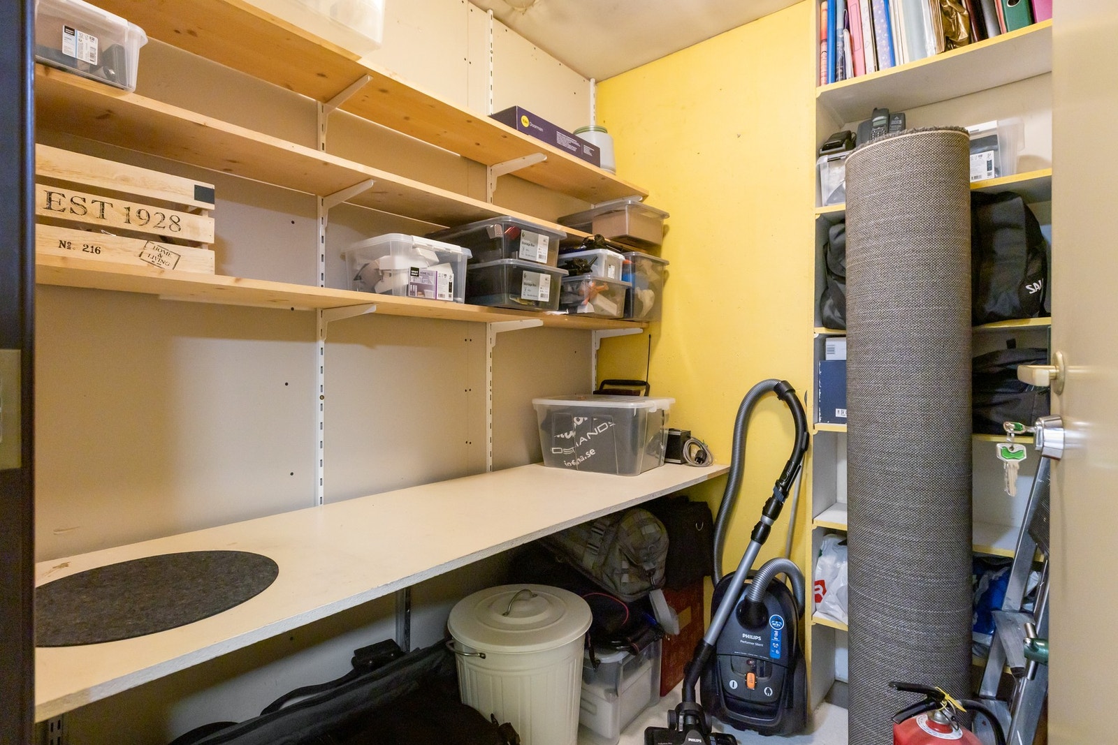 Innenfor vaskerommet har du en praktisk og romslig bod. Galleribilde