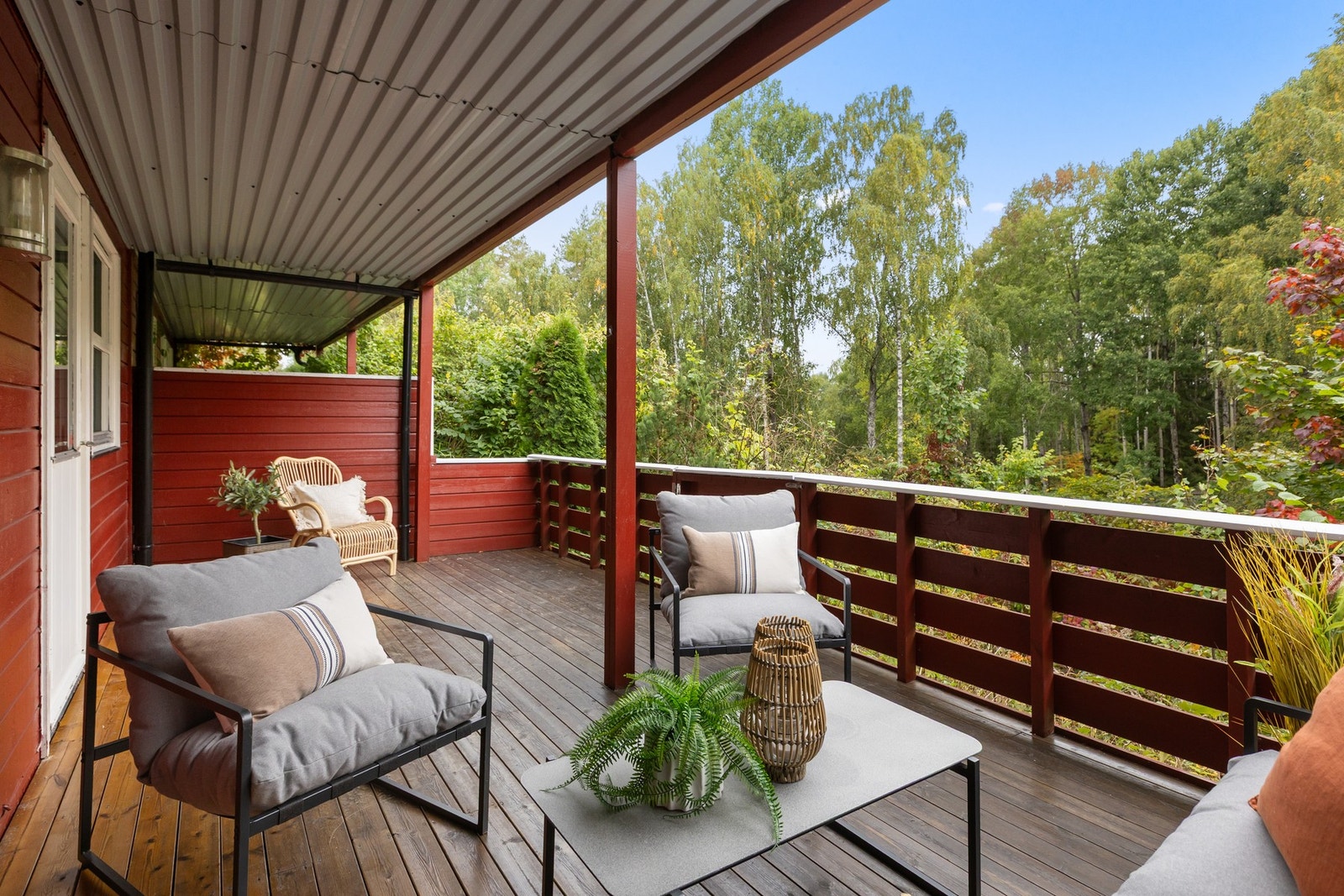 En deilig terrasse med overbygg er deilig en dag med lett sommerregn. Galleribilde