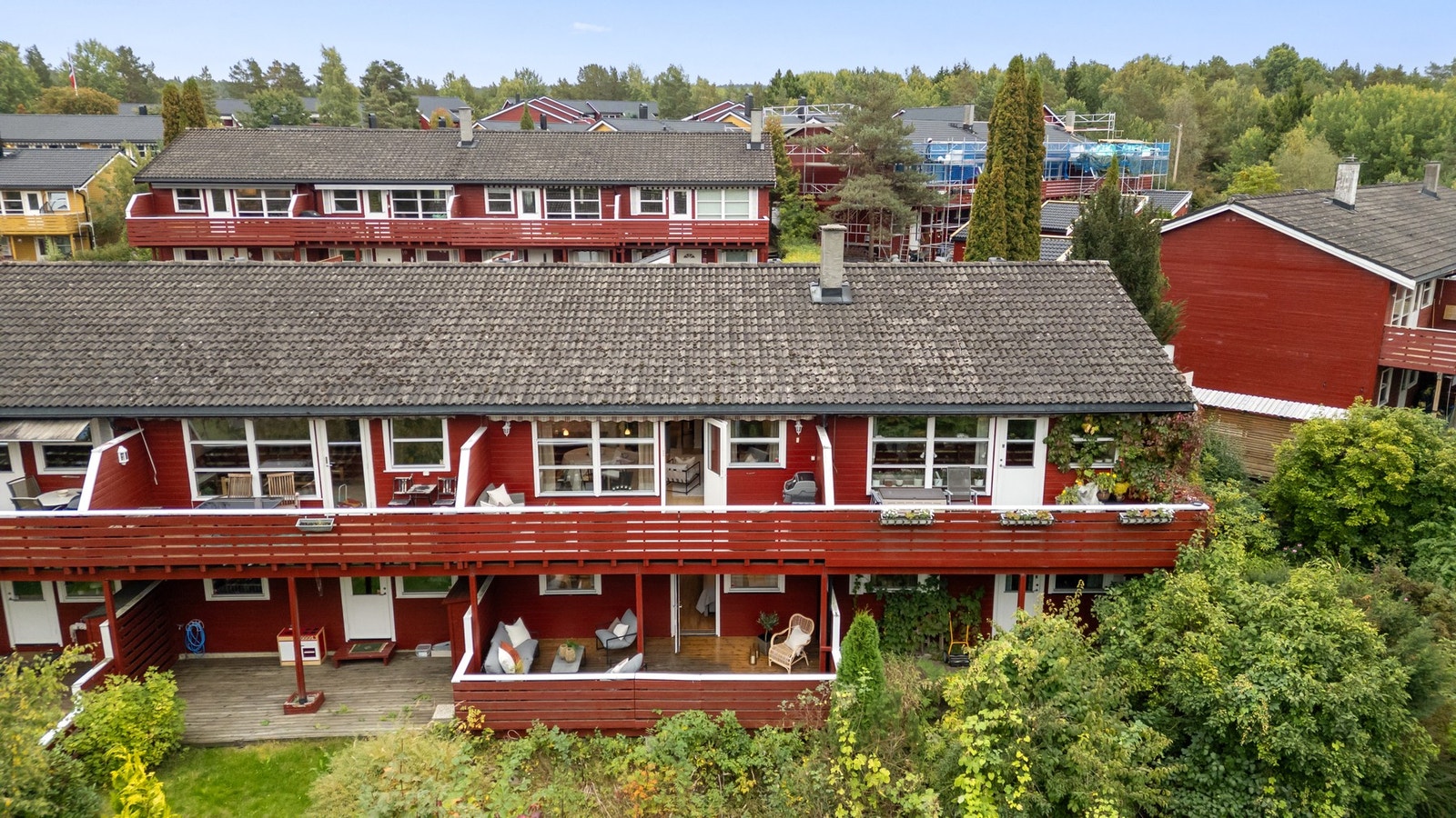 Oversiktsbilde mot balkong/terrasse (vi er den med innbygget terrasse i midten). Galleribilde