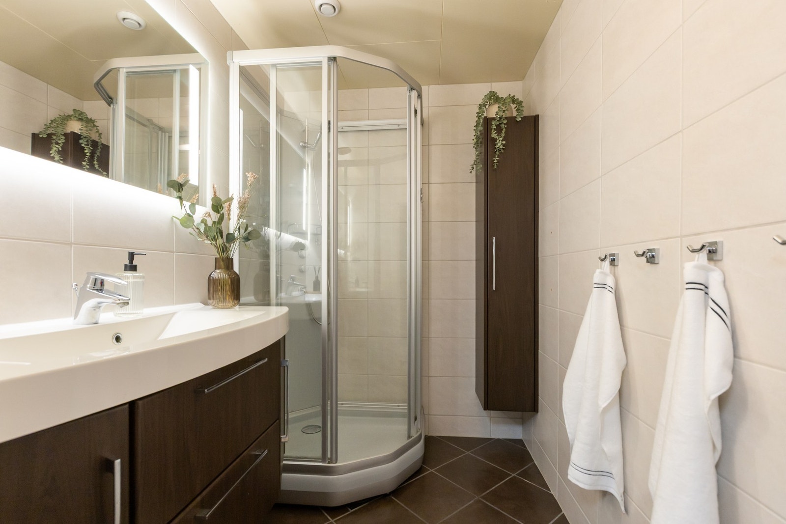 Badet er lyst og trivelig med oppgraderte fliser og servant. Det er gulvvarme på badet. Galleribilde