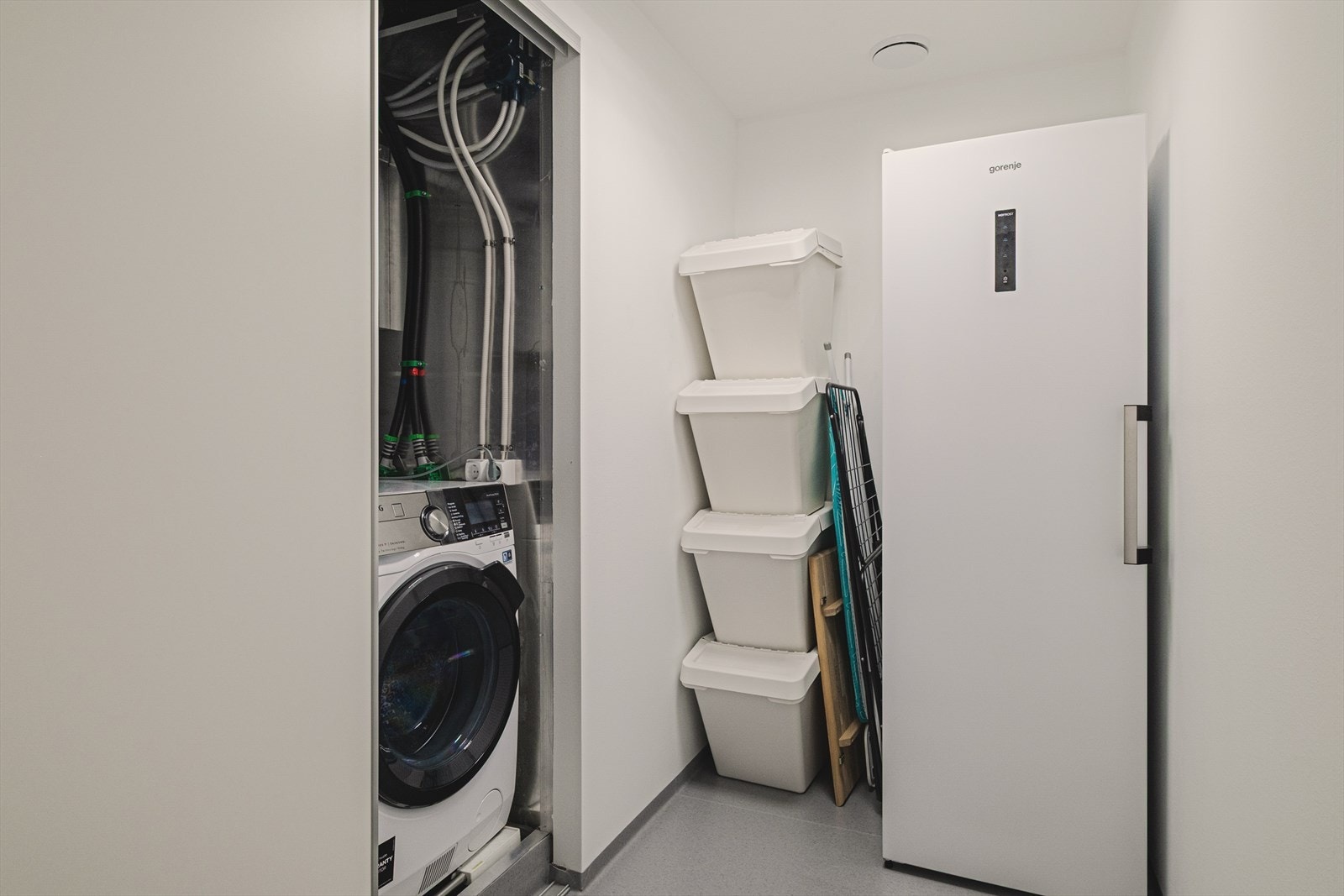 Vaskemaskinen har fått sin egen plass i boden, en praktisk løsning som holder klesvasken adskilt fra badet. Galleribilde