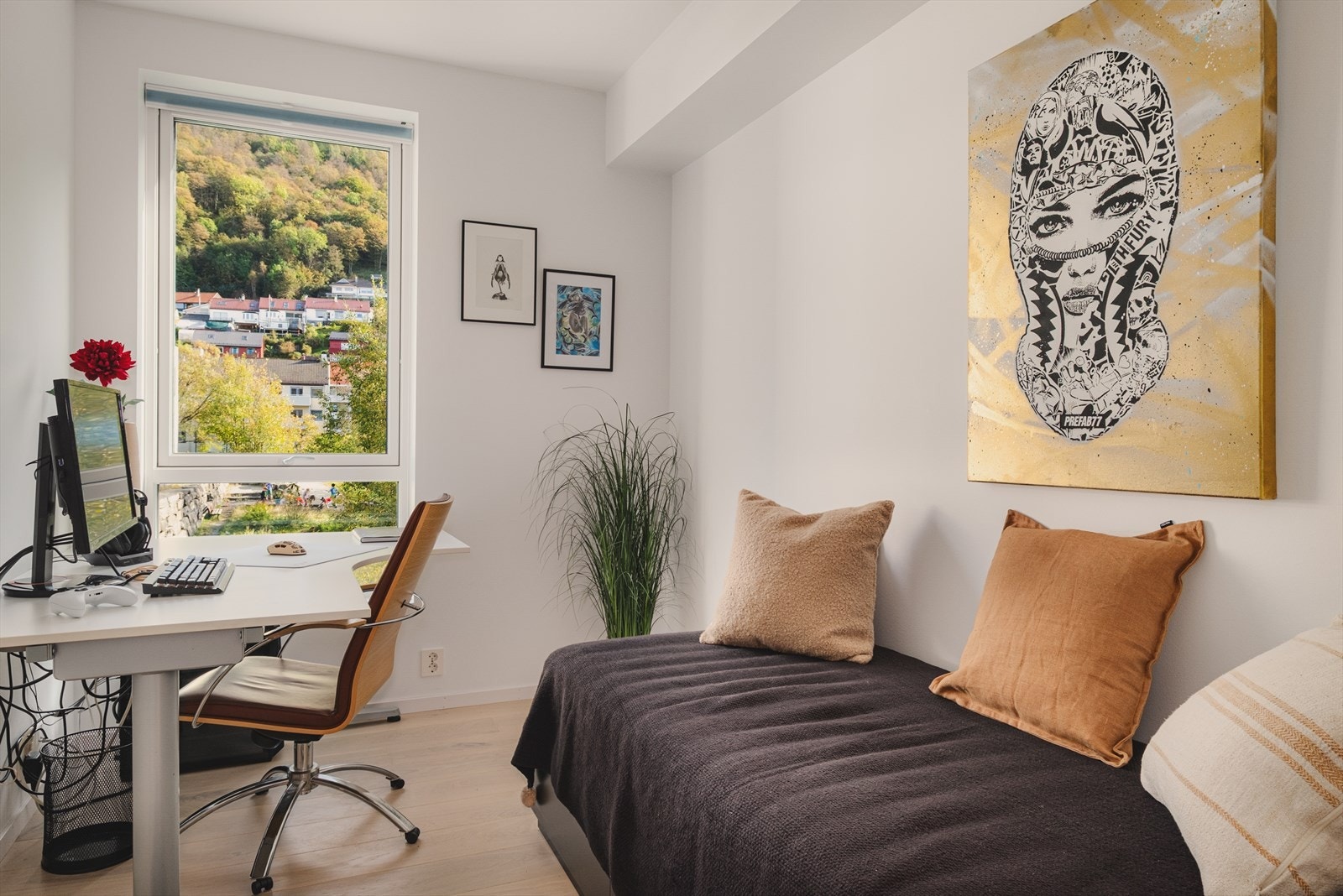 Hjemmekontor, gjesterom eller barnerom? Det andre soverommet gir fleksibilitet og er i dag innredet med arbeidsplass ved vinduet og en soveplass. Galleribilde