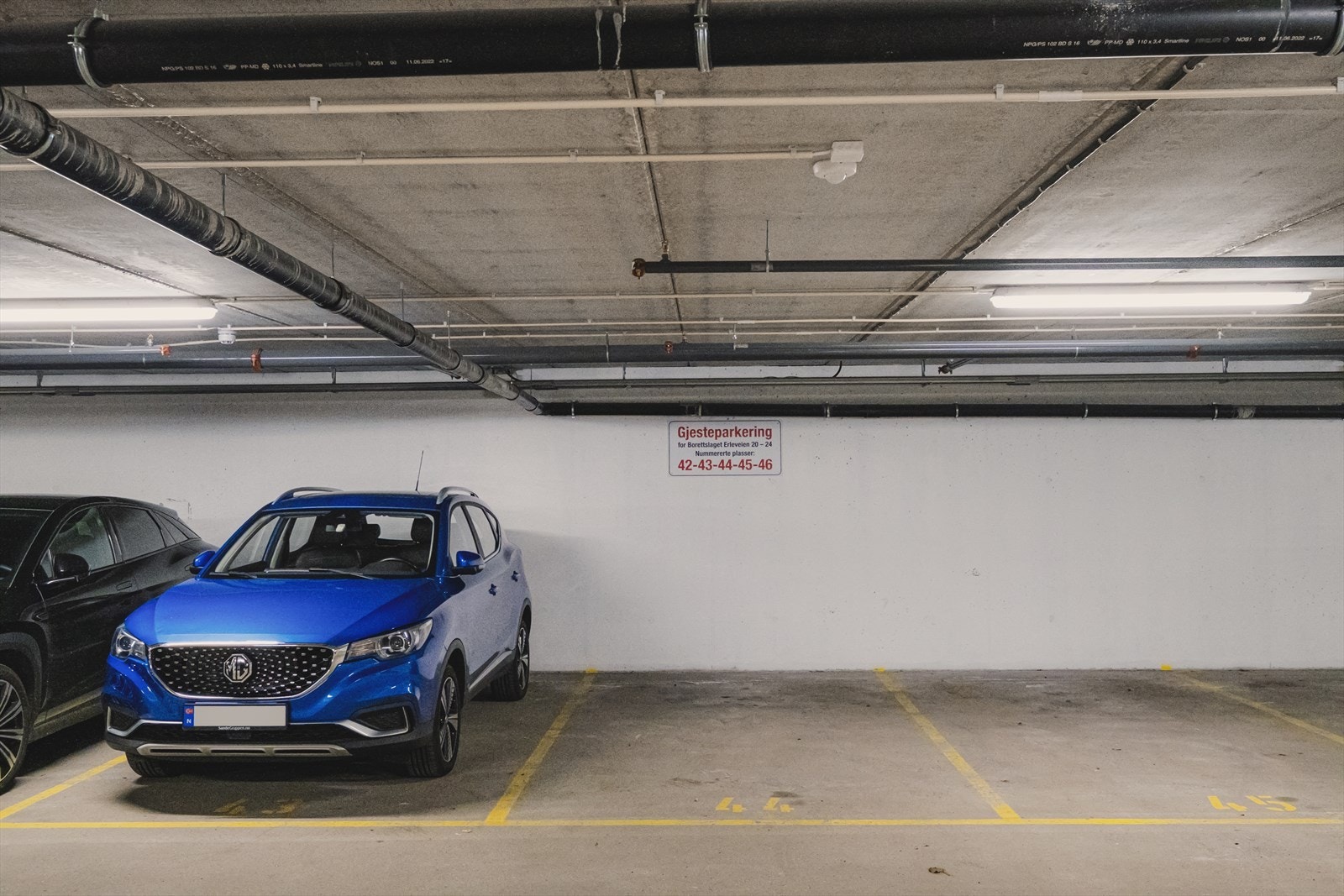 Garasjeanlegget har også gjesteparkering. Galleribilde
