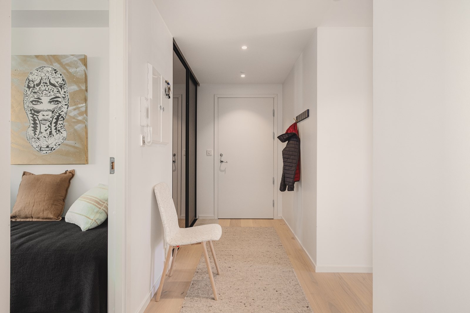 Velkommen inn! Enstavs eikeparkett og lyse overflater gir entréen et stilrent og innbydende førsteinntrykk. Galleribilde