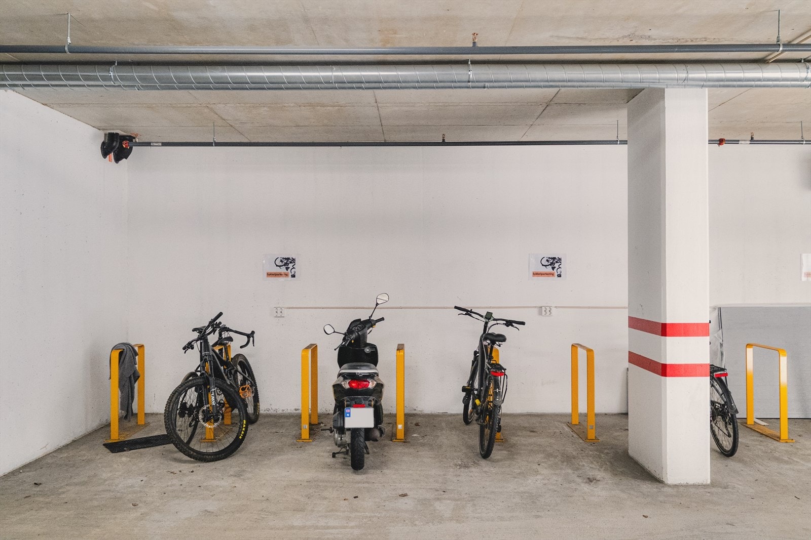 Det er også flere parkeringsløsninger for sykkel og andre tohjulinger. Galleribilde