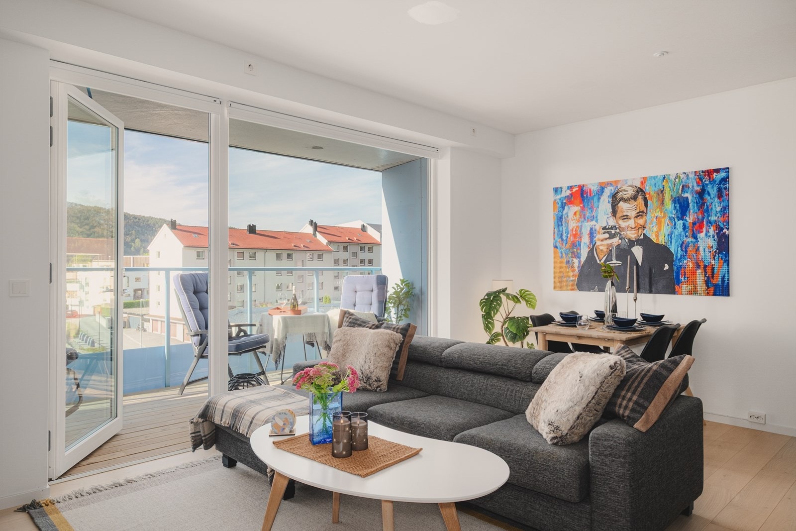 Velkommen til Erleveien 24 presentert av Cecilie van der Heide for Eiendomsmegler Norge. Galleribilde