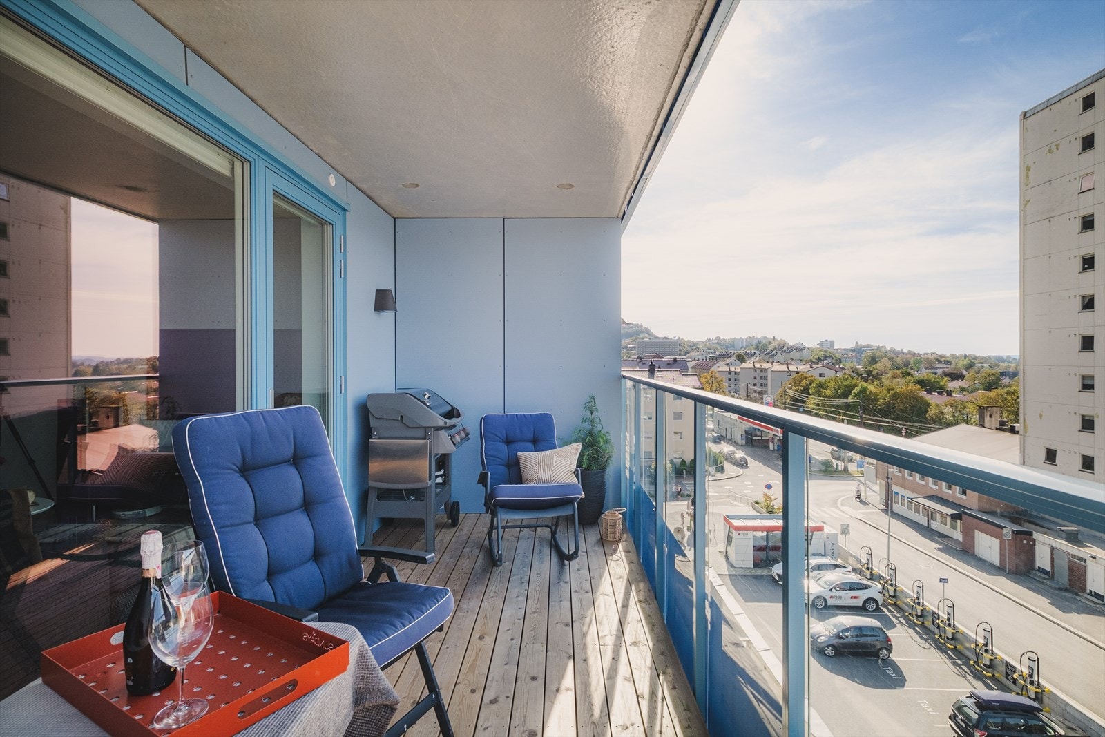 Den overbygde, vestvendte altanen på ca. 11 m² har plass til både en liten sittegruppe og en "grillavdeling". Her ligger alt til rette for hyggelige måltider utendørs. Galleribilde