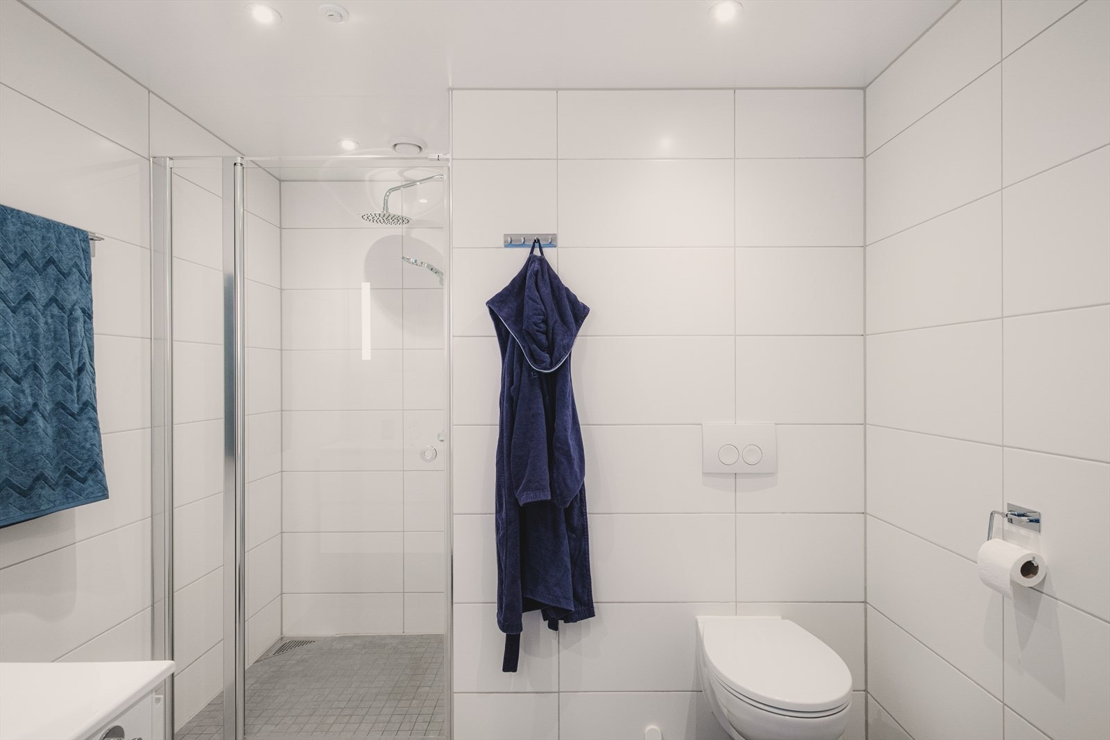 Start dagen med varme under føttene. Det flislagte badet har gulvvarme, dusj med glassvegger og vegghengt toalett. Galleribilde