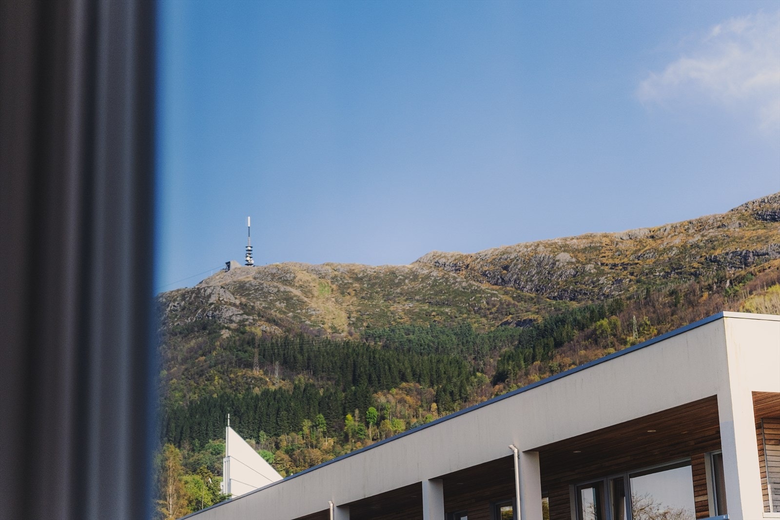 Ulriken og den karakteristiske masten kommer til syne fra soverommet. Kanskje blir utsikten inspirasjonen til neste fjelltur? Galleribilde