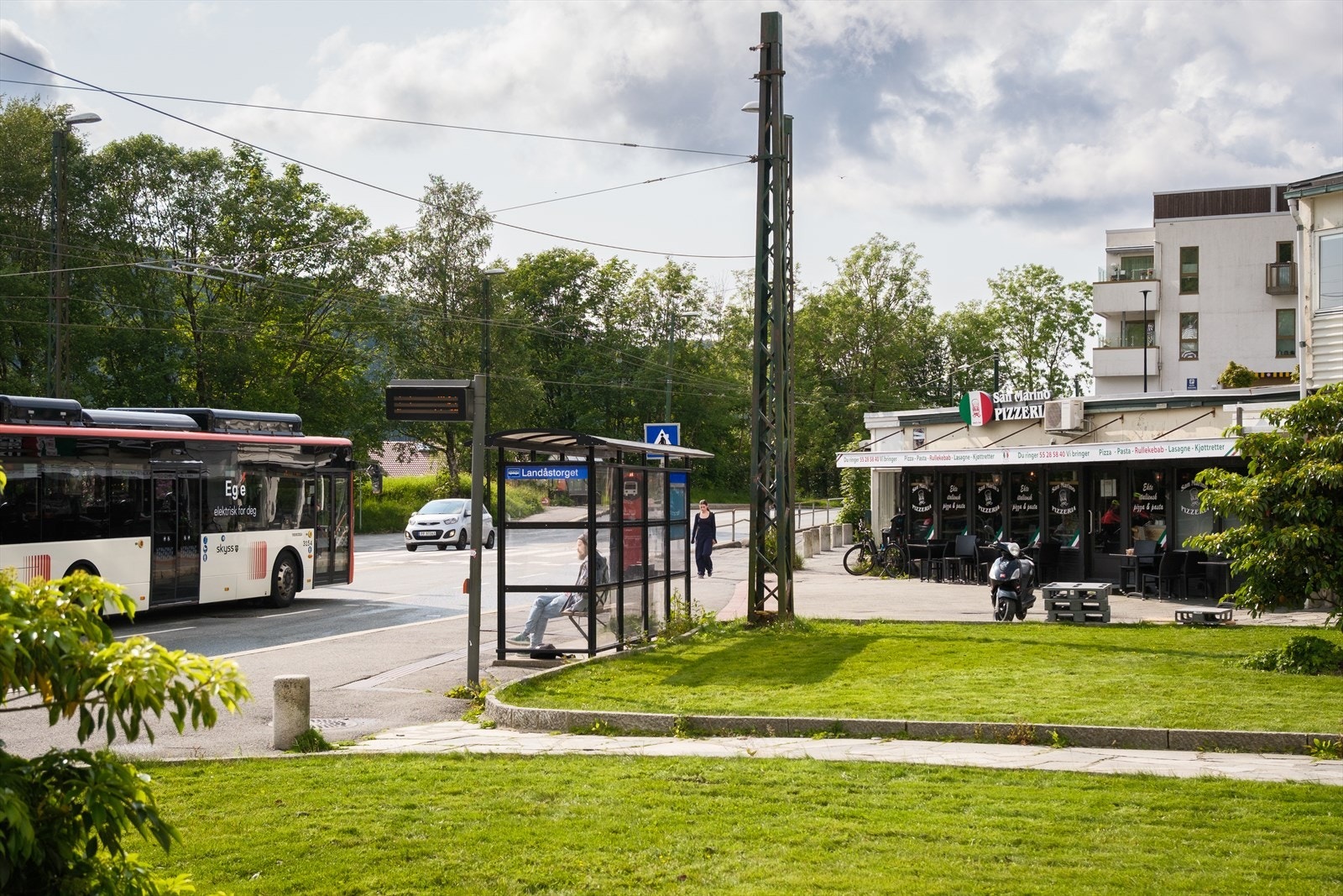 Landåstorget ligger kun 100 meter fra boligen og gir gode bussforbindelser samt tilgang til flere servicetilbud. Galleribilde