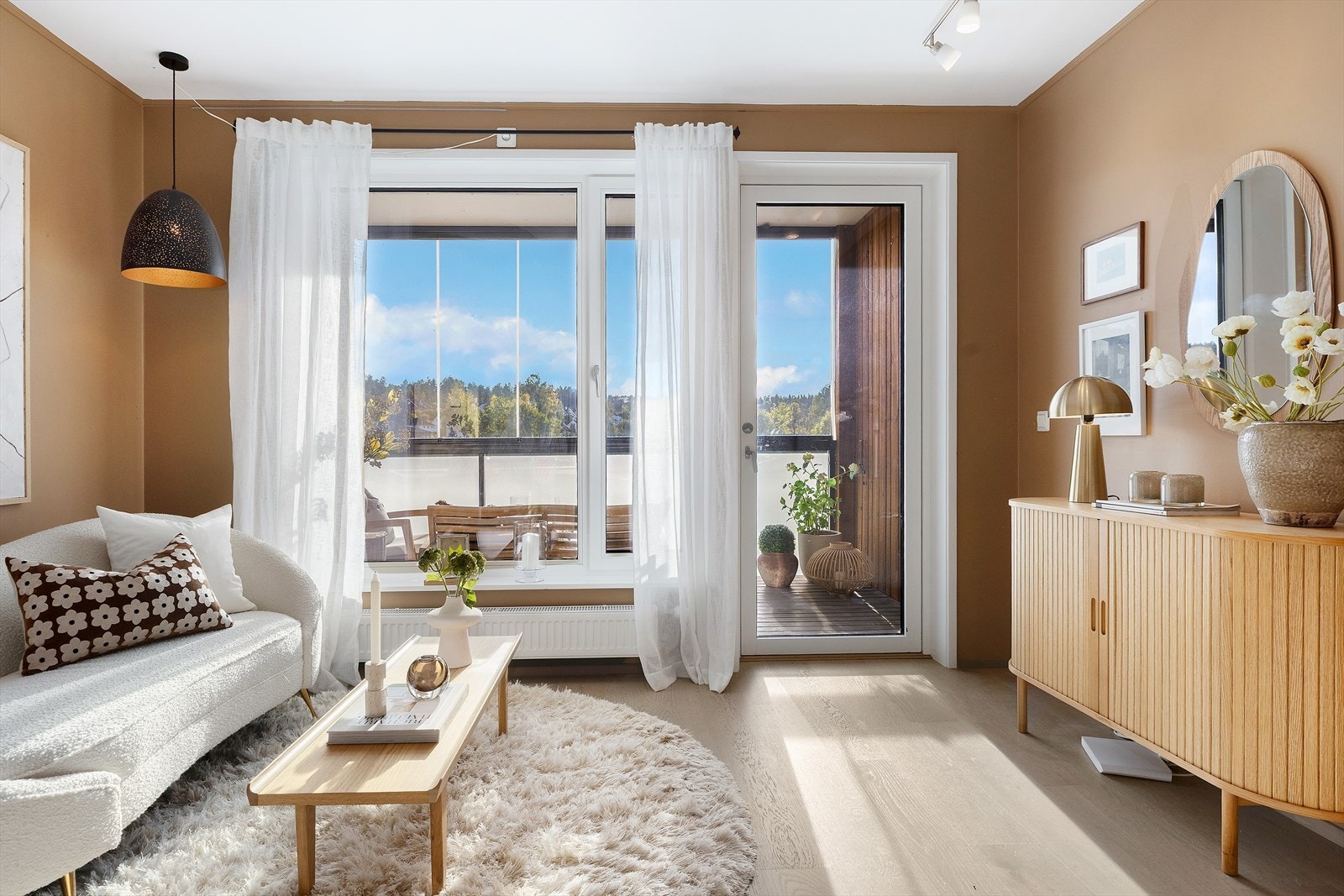Stuen oppleves lys og luftig med store vindusflater som slipper inn rikelig med naturlig lys. Galleribilde