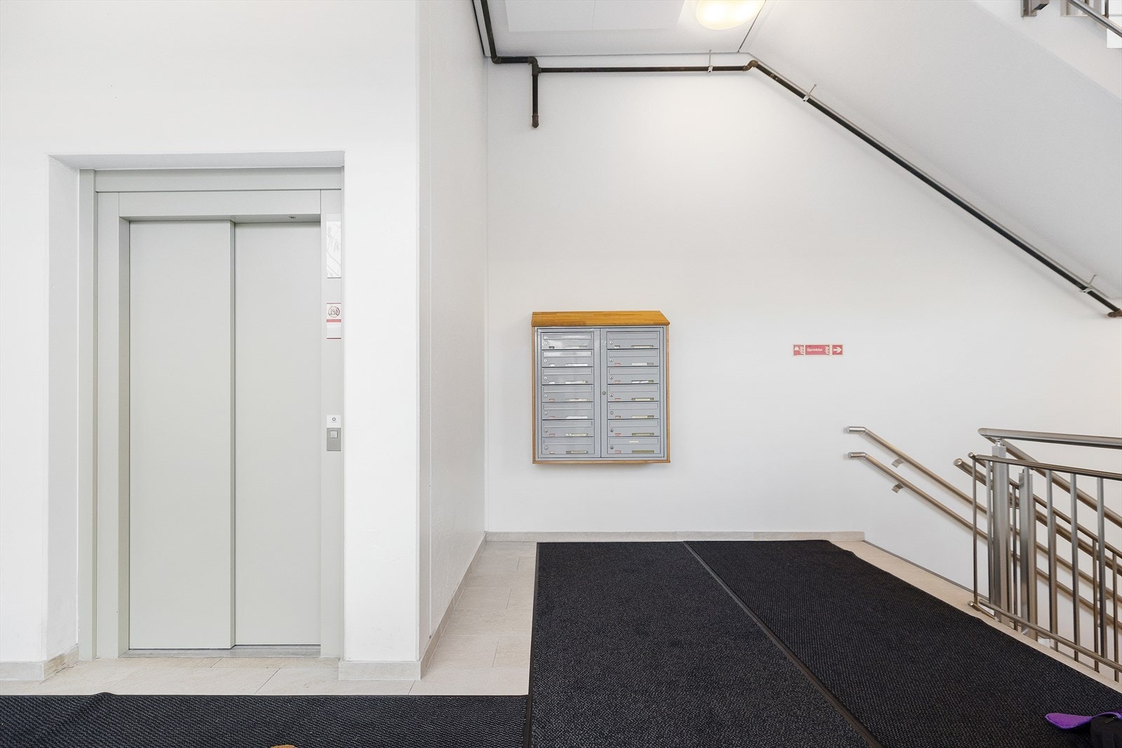 Heisadkomst opp til leiligheten. Galleribilde
