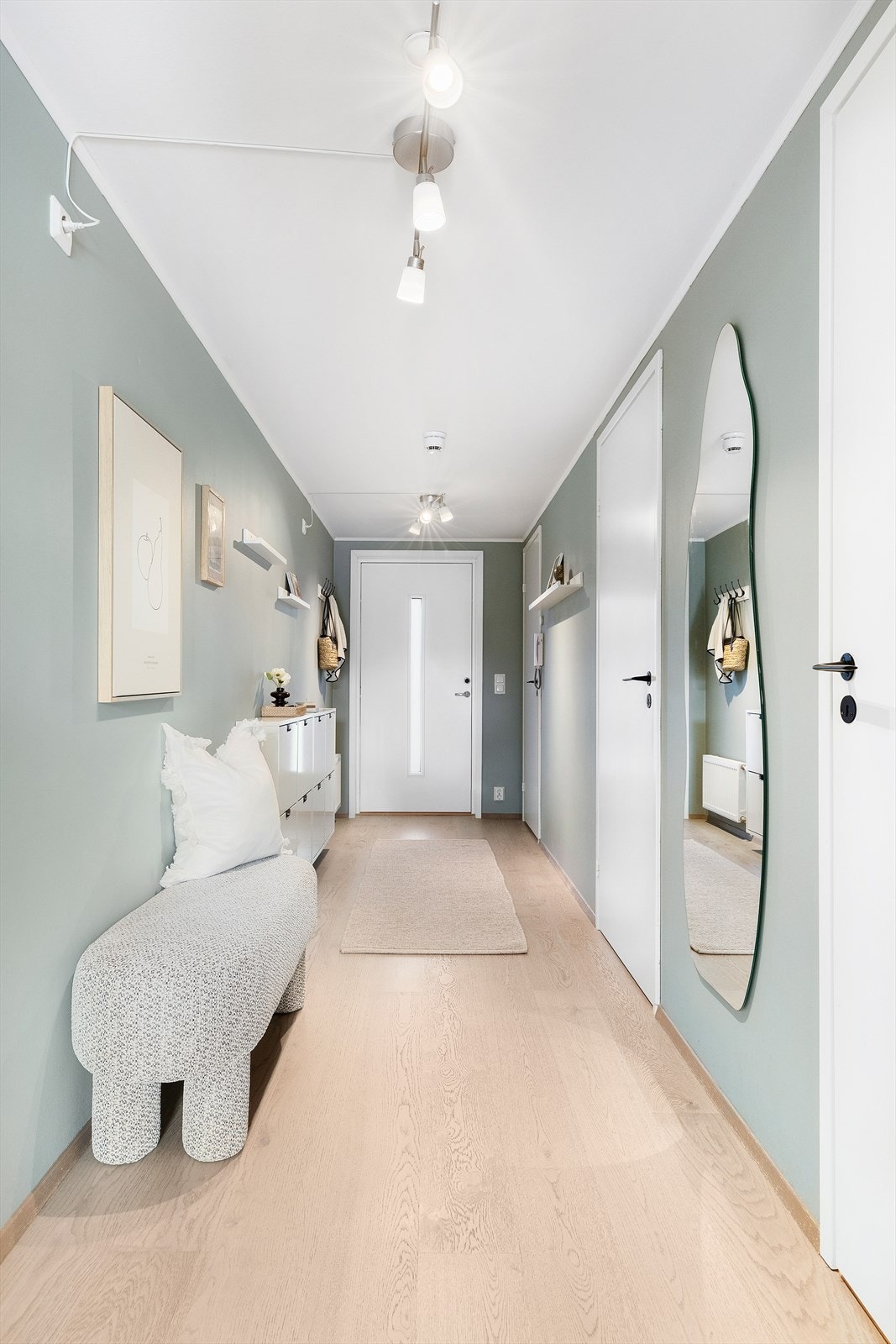 Leiligheten ønsker deg velkommen inn med en svært romslig og lys gang. Galleribilde