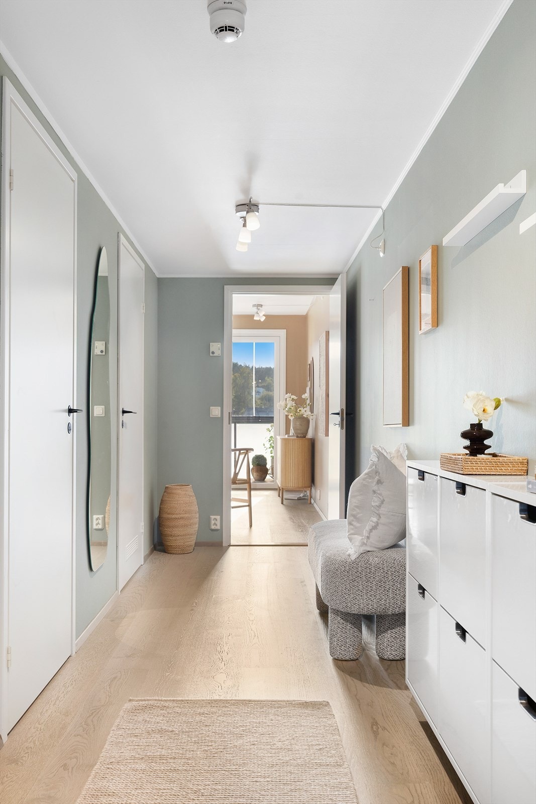 Her er det god plass til garderobeskap med plass til sko og yttertøy, i tillegg til plass for ytterligere oppbevaringsløsninger. Galleribilde