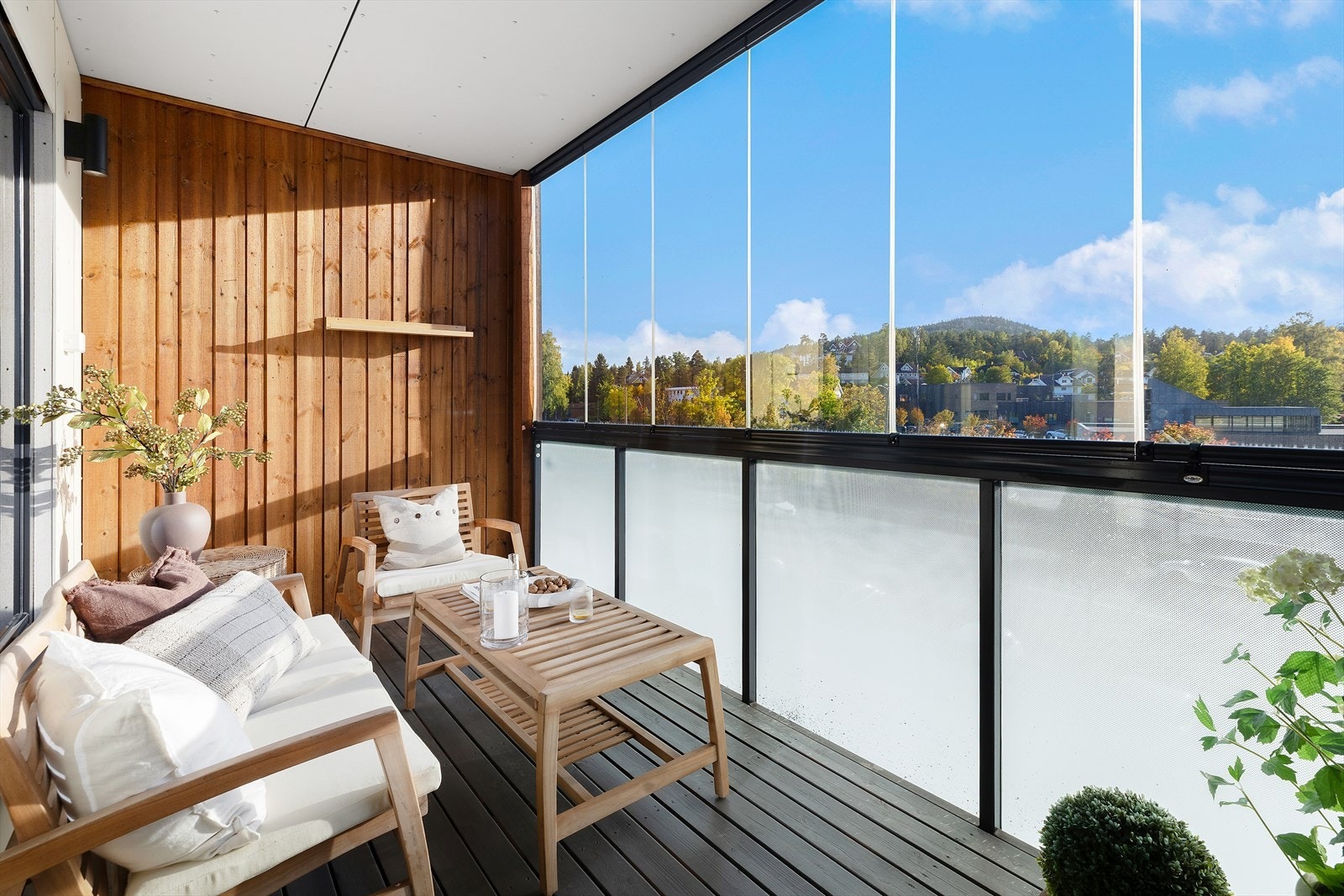 En gjennomgående 2-roms toppleilighet i 3.etasje med heis og balkong med gode solforhold. Galleribilde