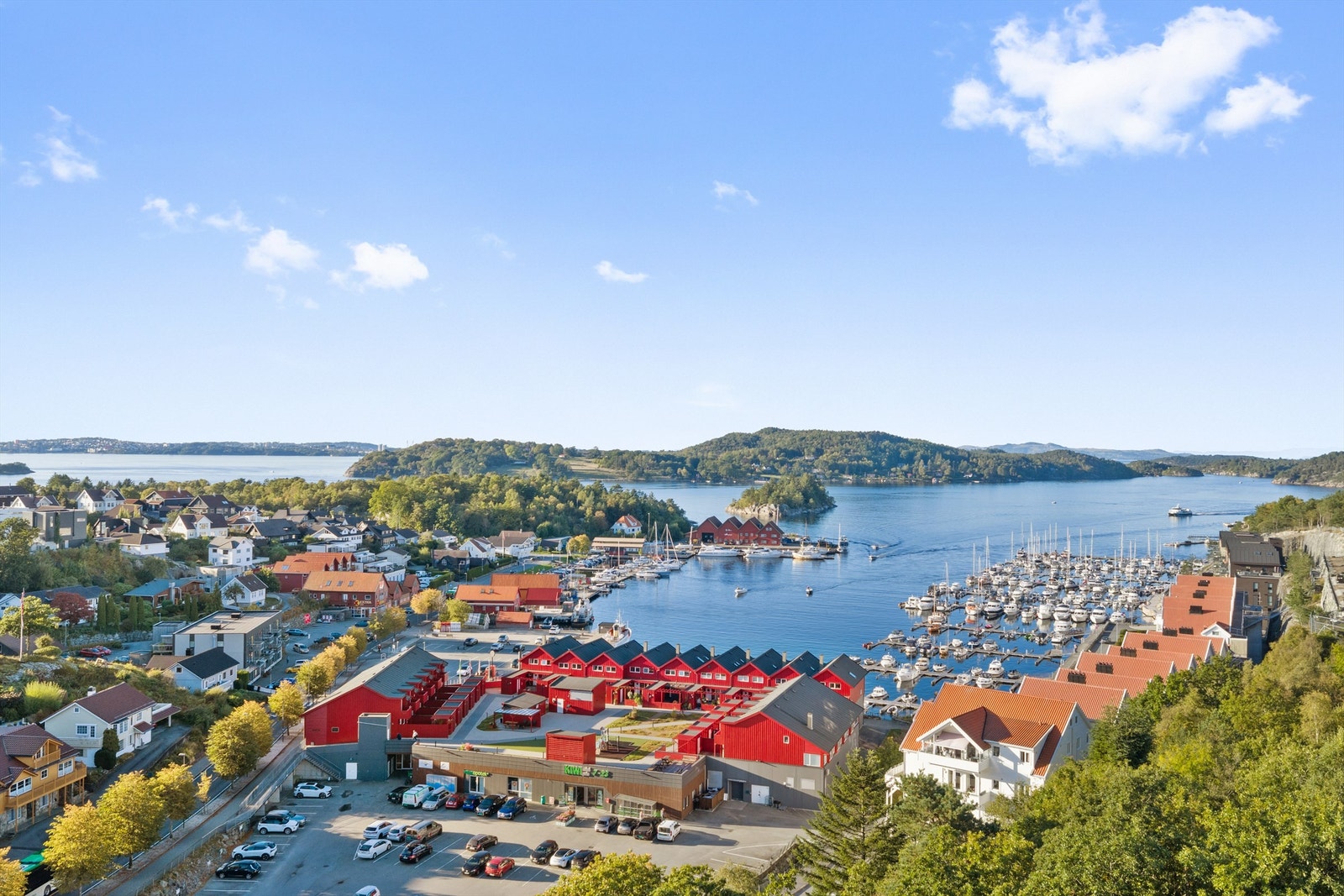 Nærområdet byr på flott kystnatur og kort vei til butikker og servicetilbud. Galleribilde