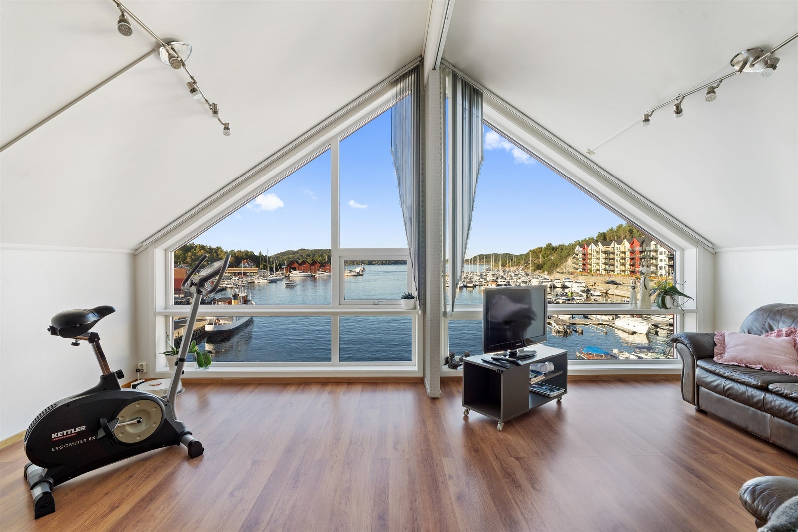 Utsikt mot Hommersåkvågen og båtene som ligger fortøyd ved kai.
Foto: Martin Nordbø Galleribilde