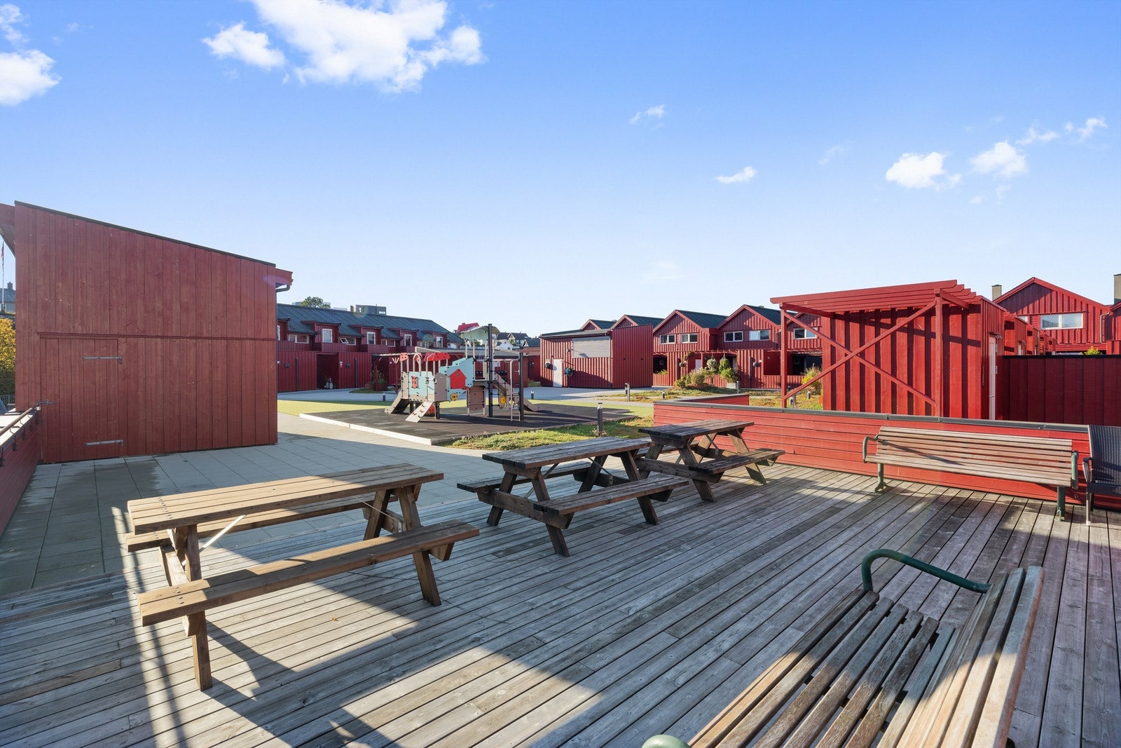Felles treterrasse med sittebenker tilrettelagt for sosiale sammenkomster. Galleribilde