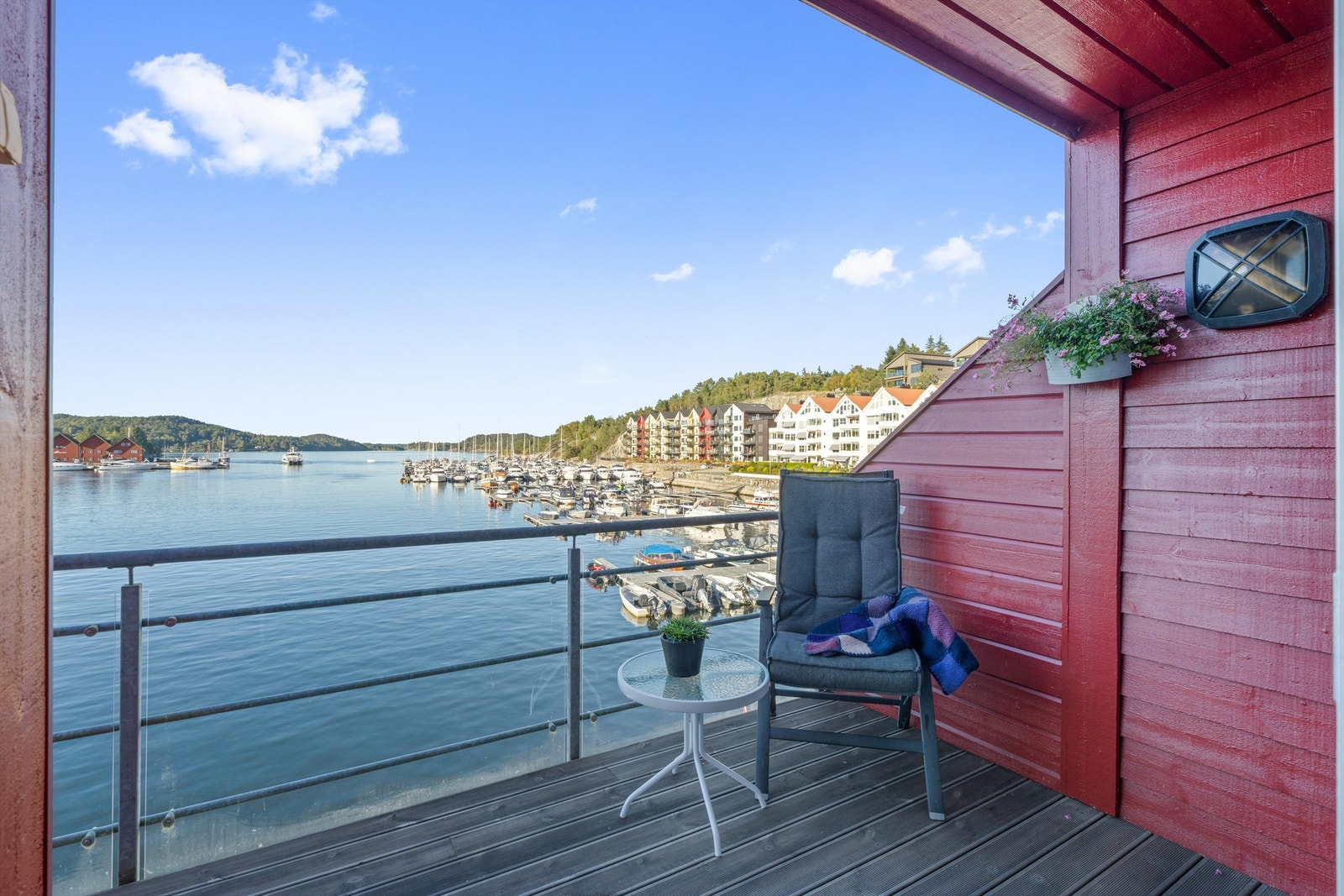 Balkong med plass til sittegruppe og utemøbler. Galleribilde