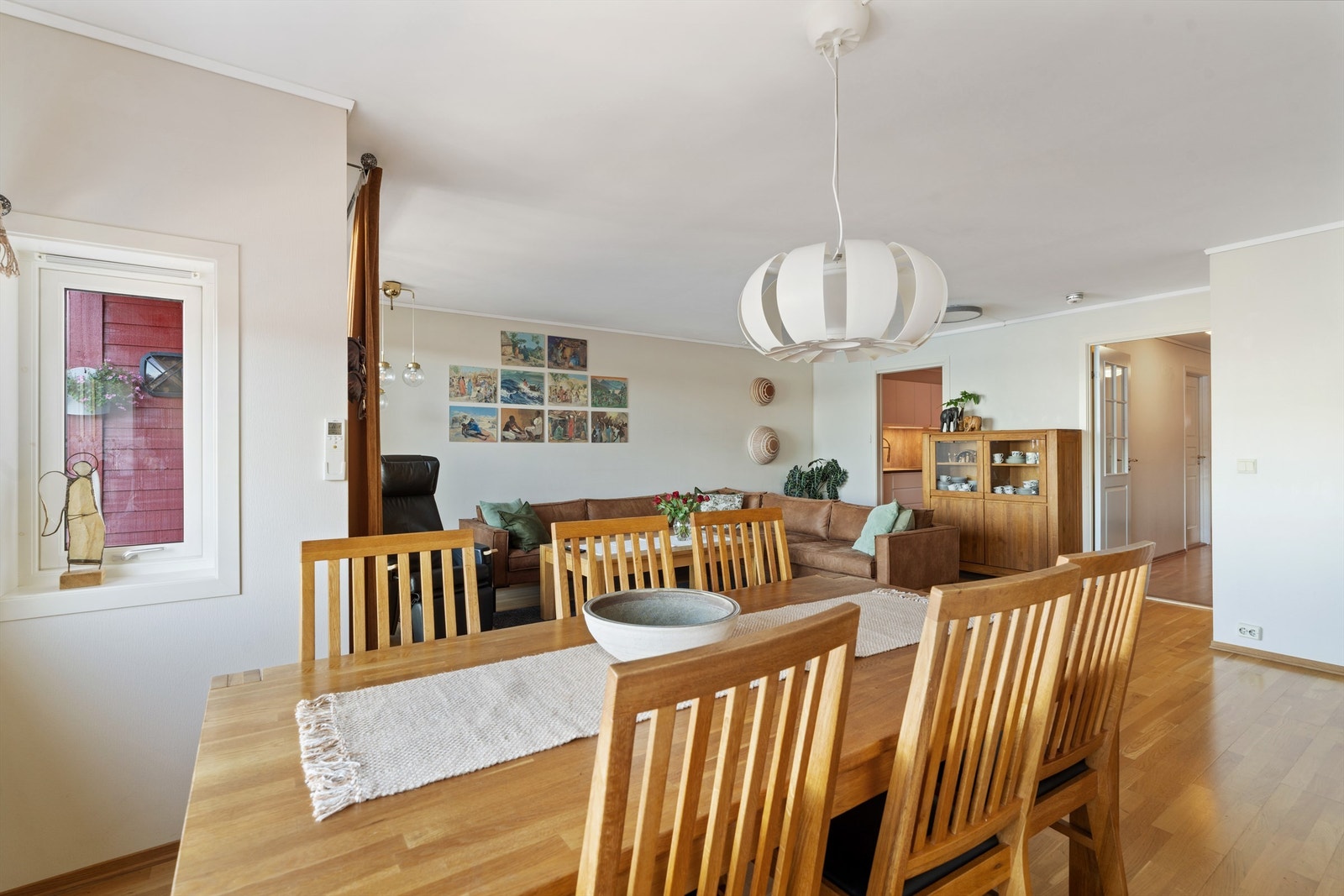 Stuen har gjennomgående parkett og åpen forbindelse mot kjøkkenet. Galleribilde