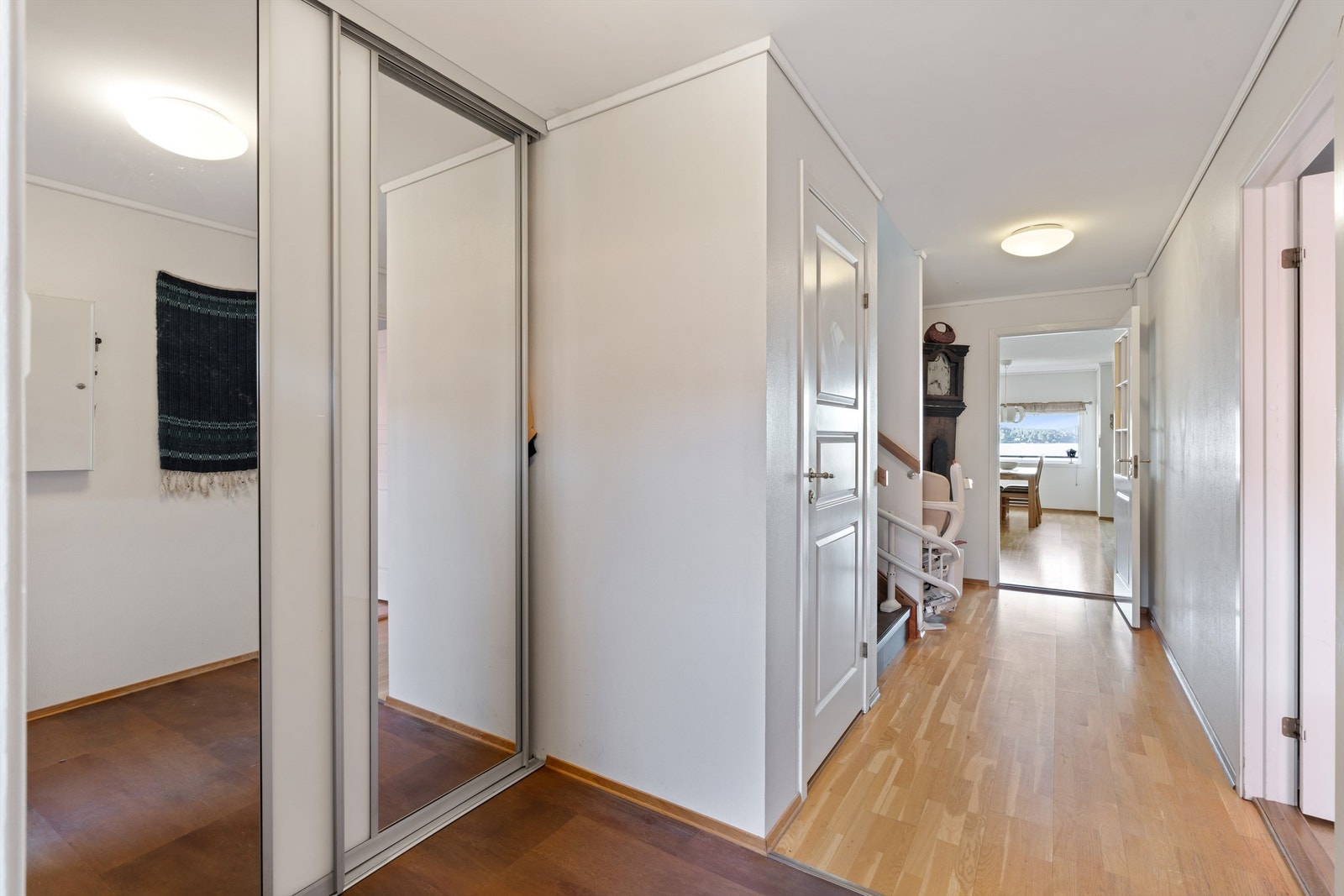 Entré med romslig skyvedørsgarderobe med speilfronter. Galleribilde