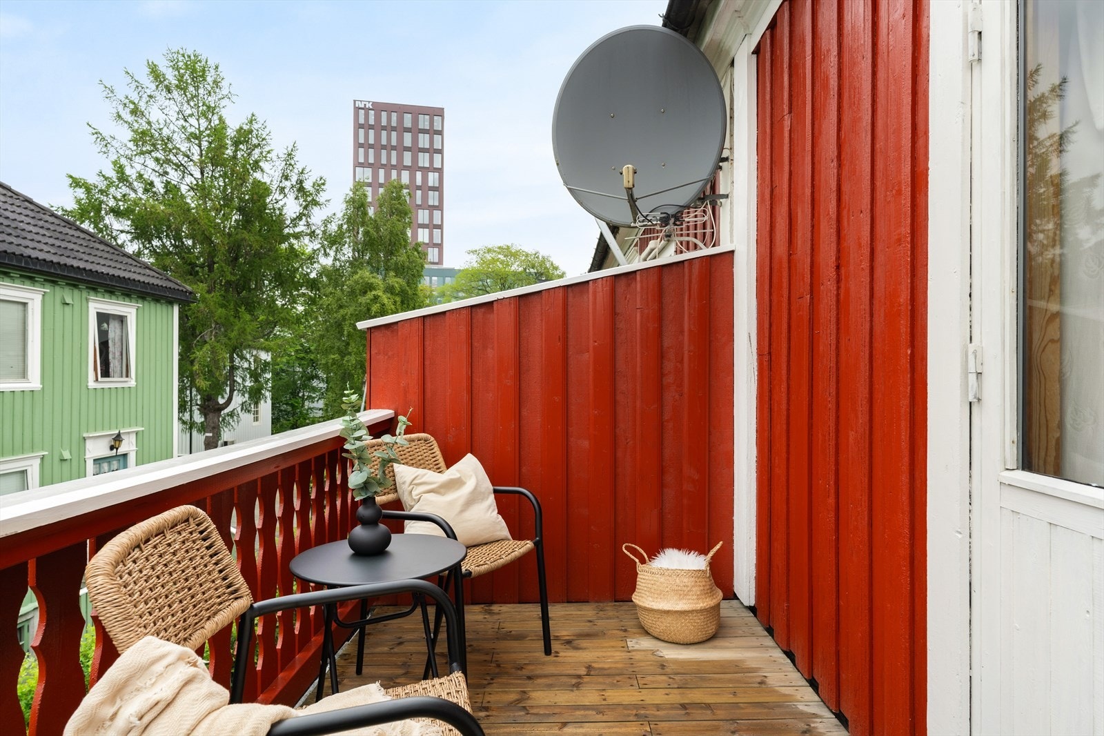 Balkongen har god plass til ønsket møblement, samt gode solforhold fra tidlig ettermiddag til sen kveld sommerstid. Galleribilde